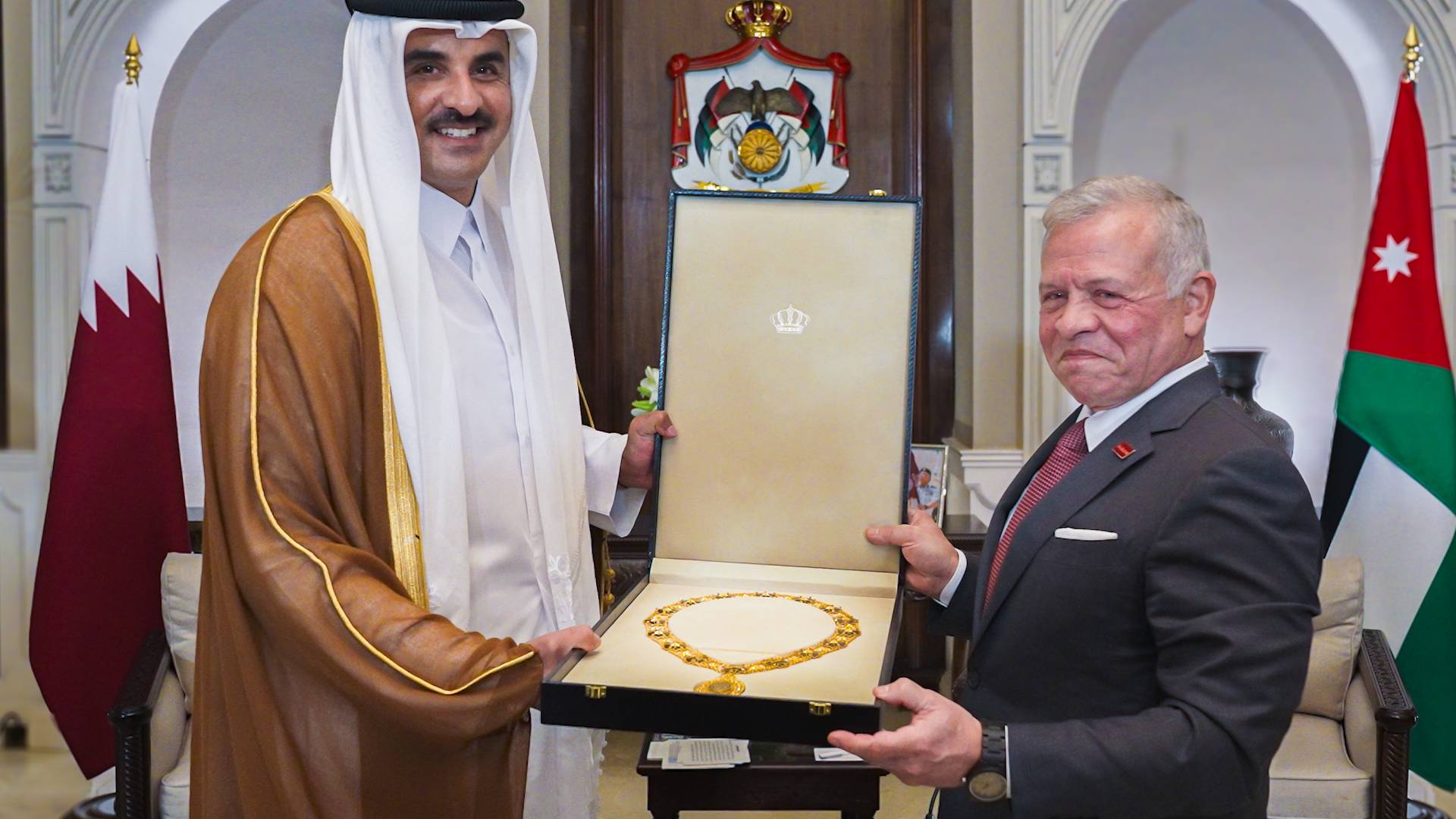 الملك عبدالله الثاني يقلد أمير دولة قطر بوسام الحسين بن علي