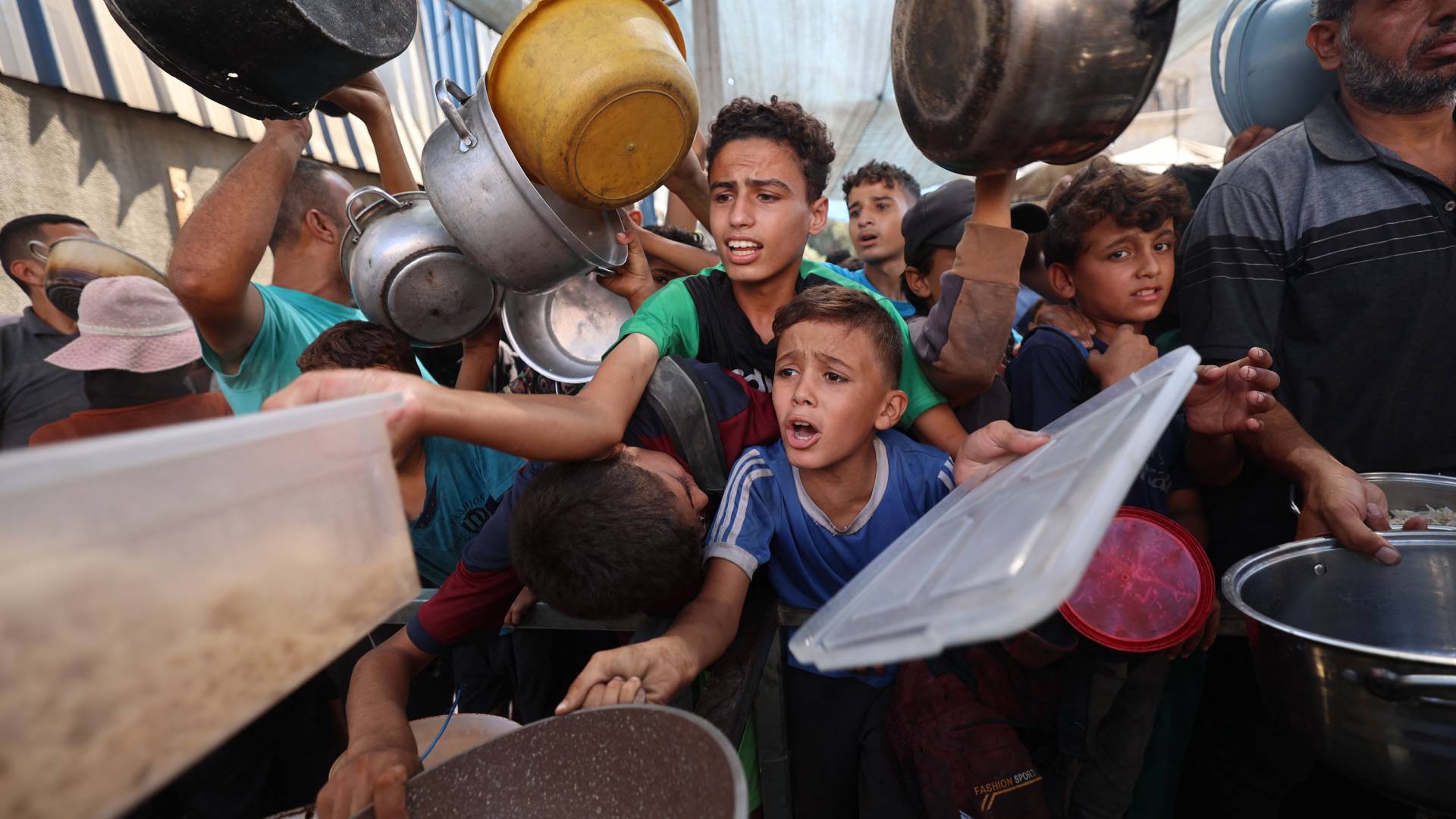 أطفال في غزة يتلقون مساعدات غذائية في مخيم النصيرات وسط غزة