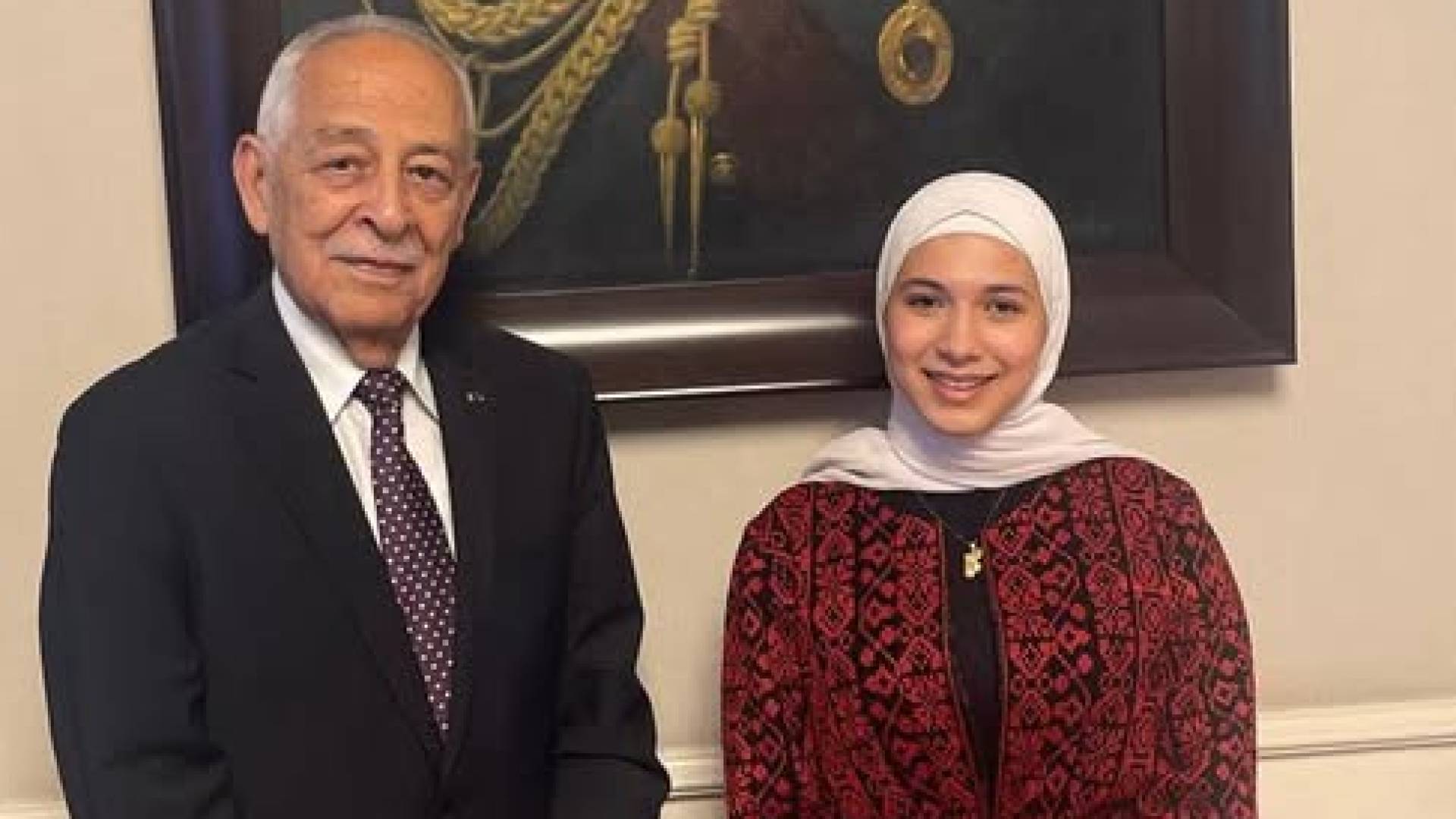 رئيس الديوان الملكي الهاشمي يوسف حسن العيسوي والطفلة ربيعة أبو رمان