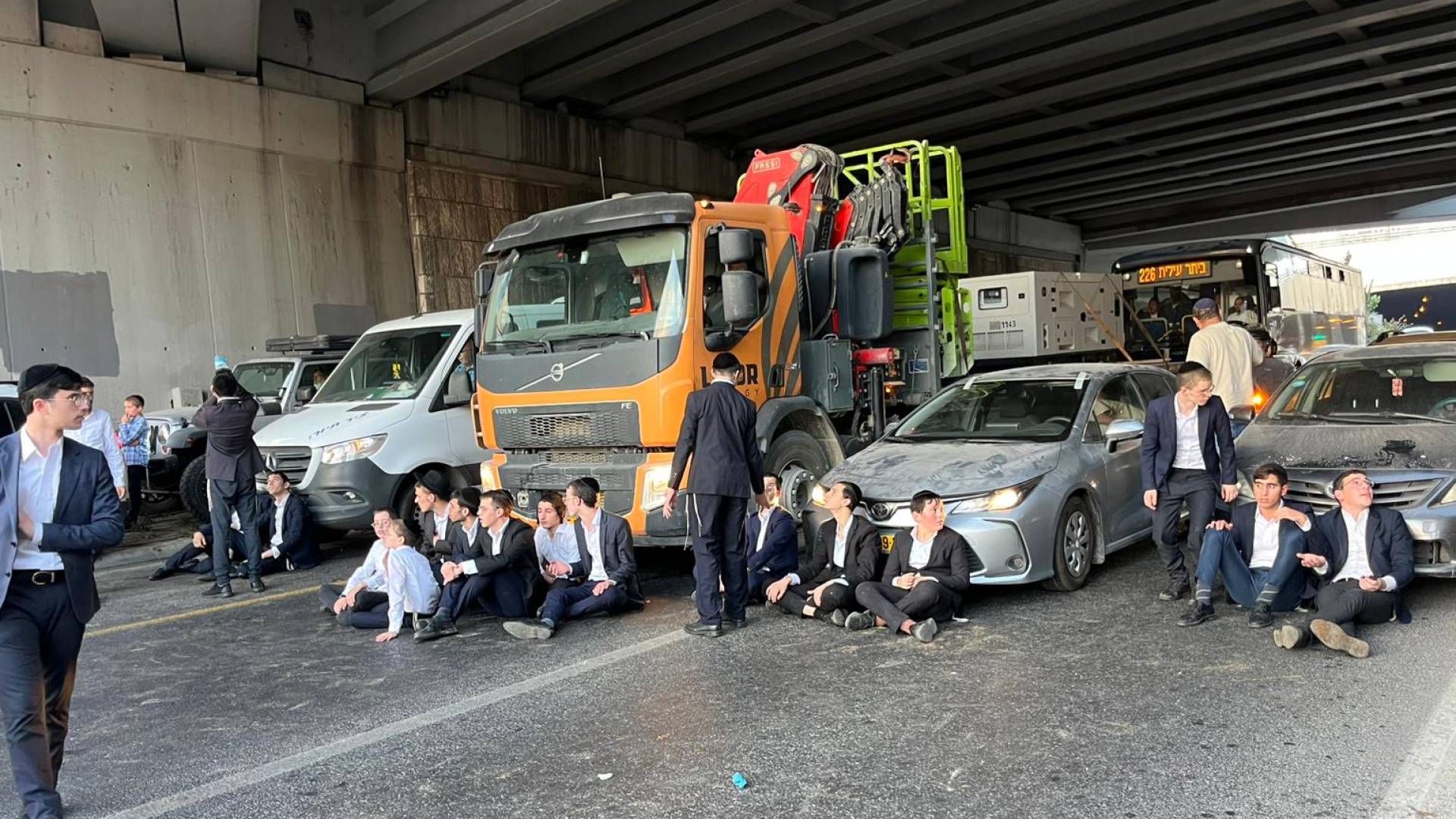 اشتباكات عنيفة بين الحريديم وشرطة الكيان