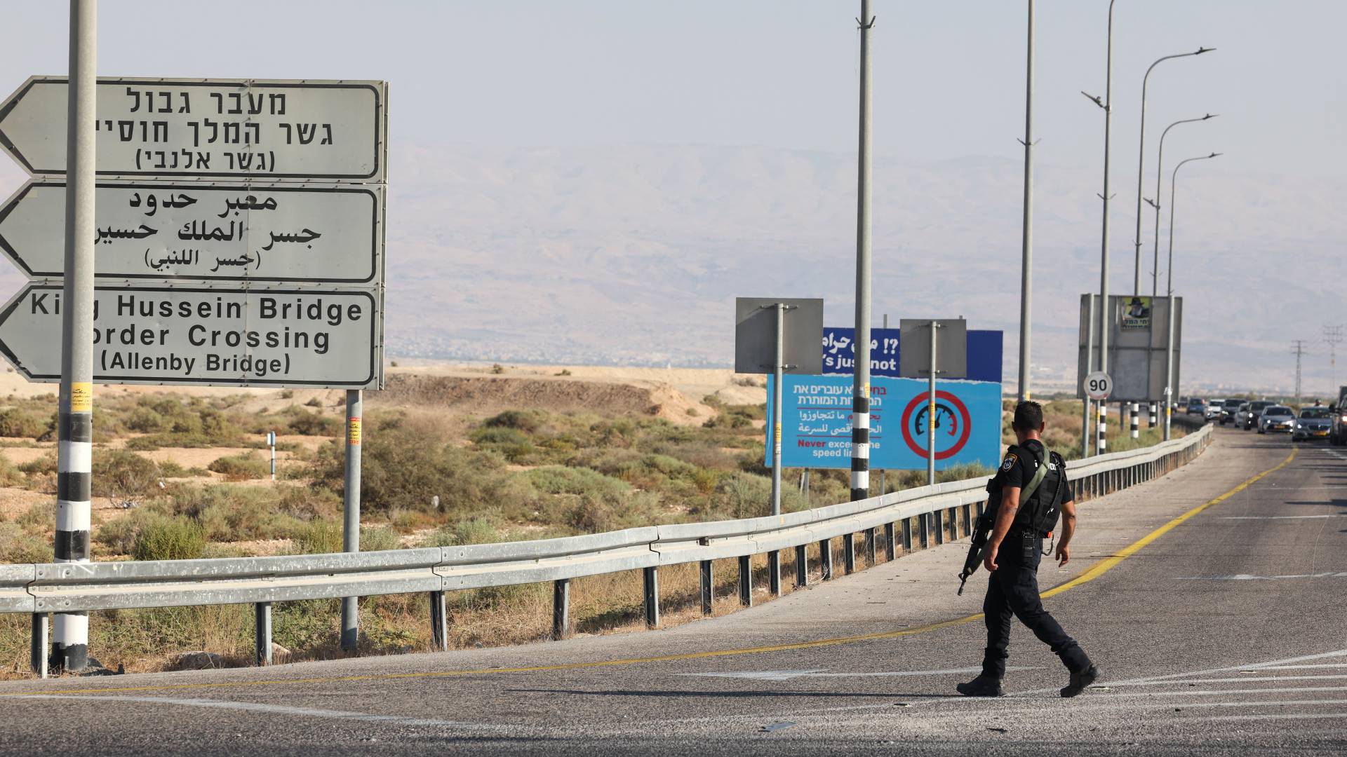 طريق في اريحا مؤدي إلى جسر الملك الحسين - معبر "اللنبي"