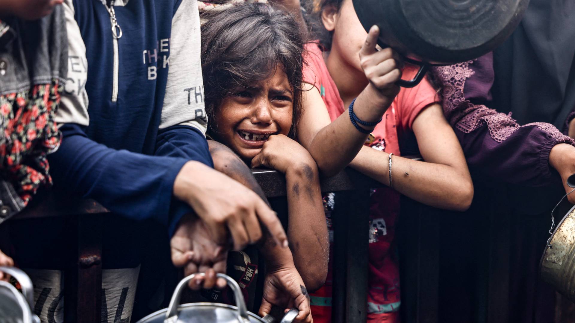 نازحون فلسطينيون يتلقون مساعدات غذائية في خان يونس جنوب غزة