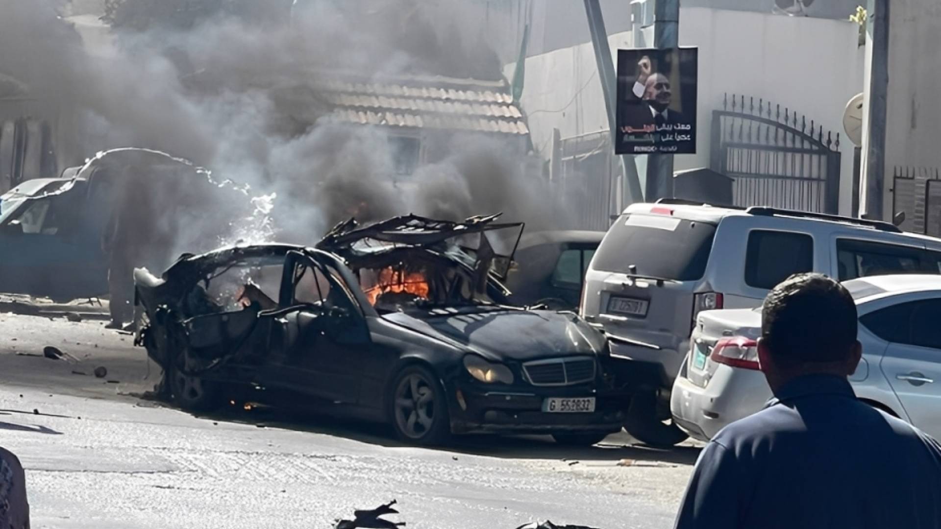 الاحتلال الإسرائيلي يستهدف سيارة أمام مدخل مستشفى تبنين الحكومي