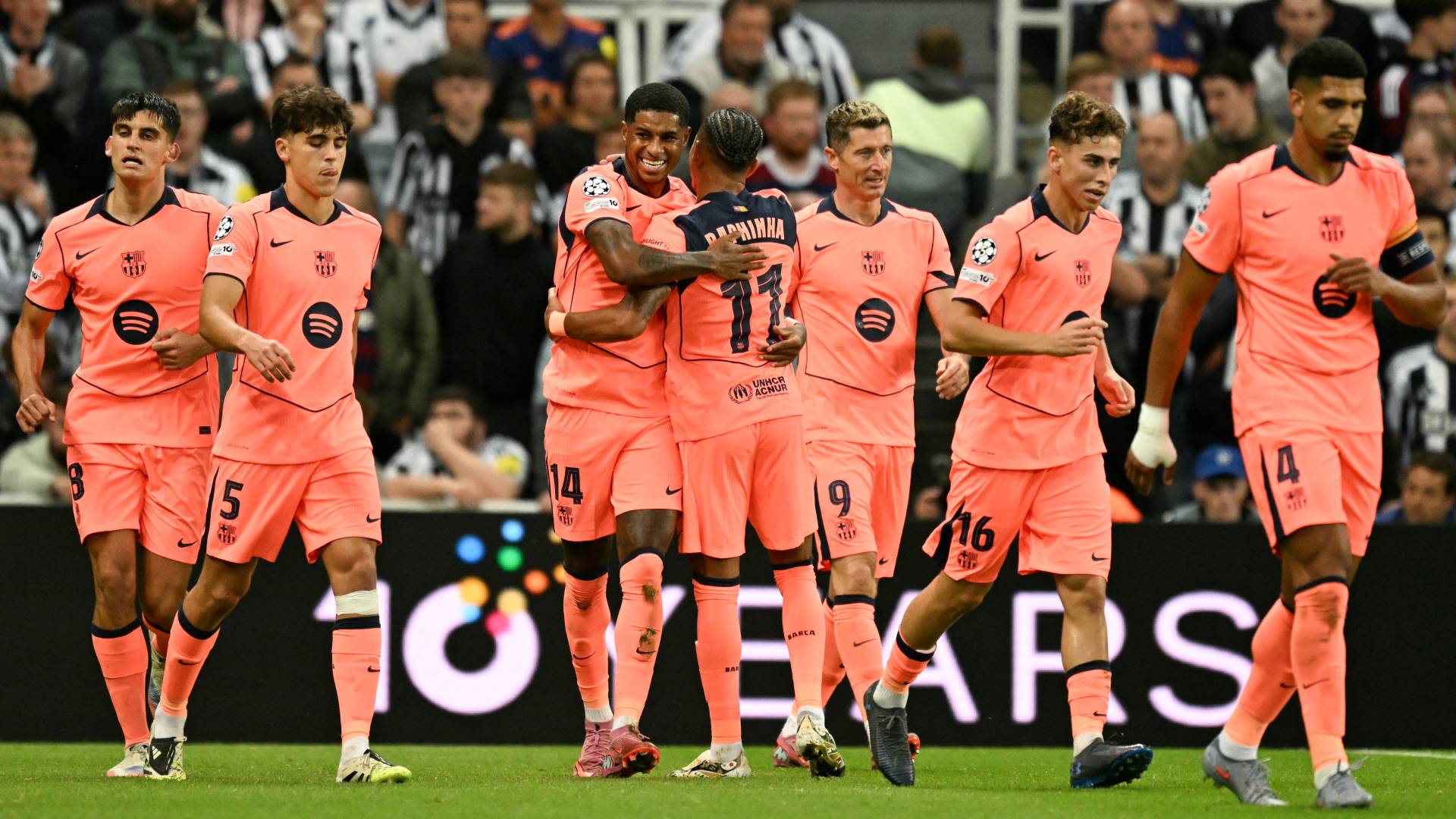 لاعبو برشلونة يحتفلون بهدف سابق