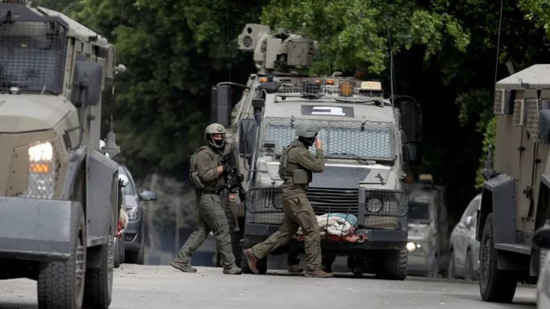 مراسل رؤيا: قوات الاحتلال تعتقل رئيس وأعضاء مجلس قروي حجة شرق قلقيلية