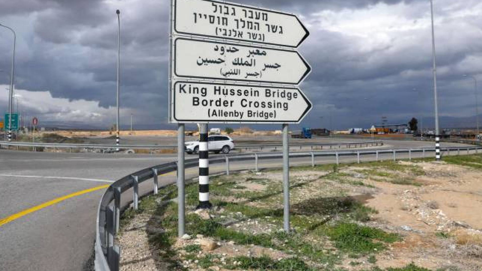 بعد إغلاق ليومين.. إعادة فتح جسر الملك حسين جزئيا أمام المسافرين الأحد