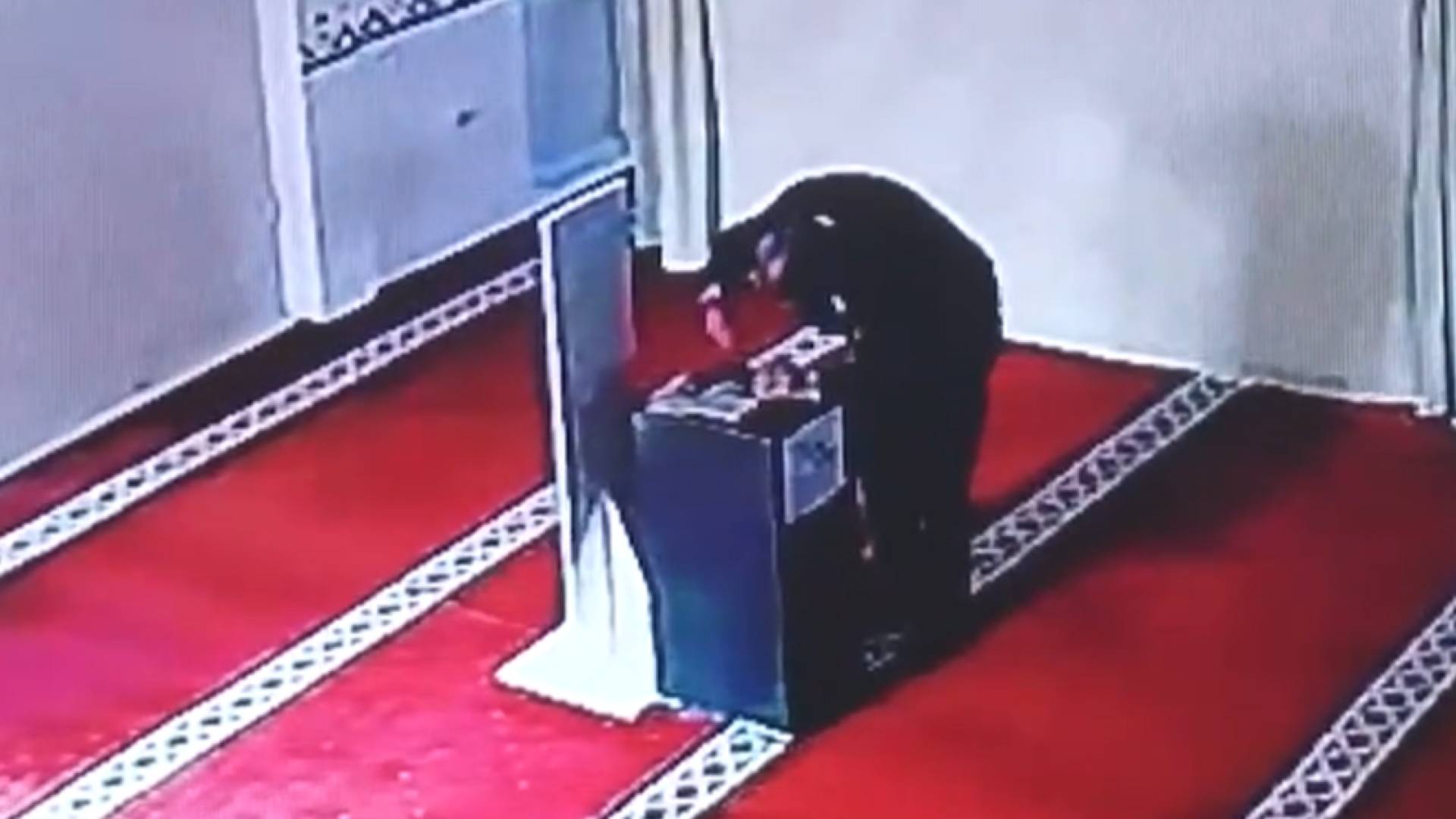 لص يسرق صندوق التبرعات في مسجد