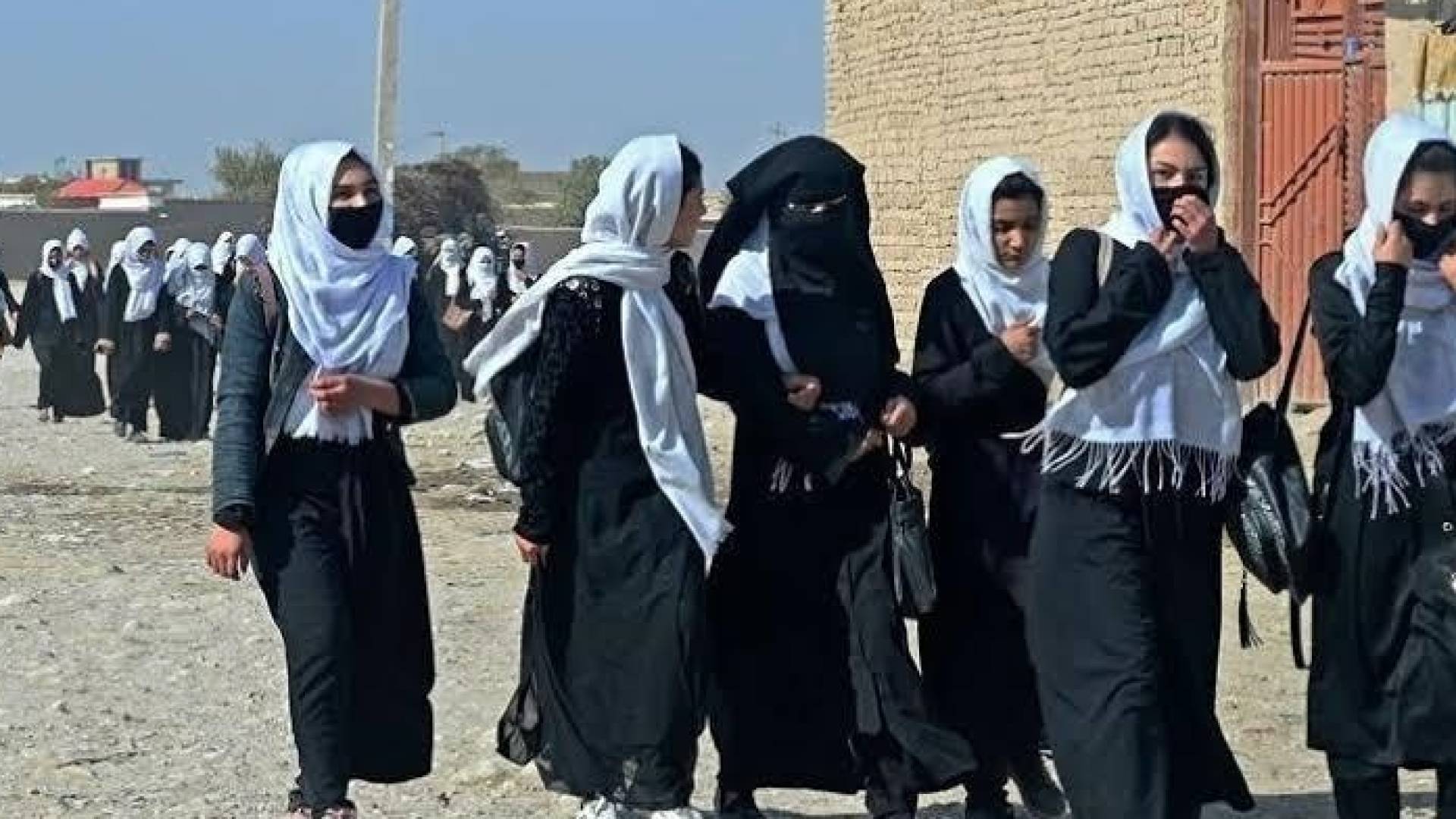 ارشيفية.. فتيات افغانيات في طريقهن للمدرسة