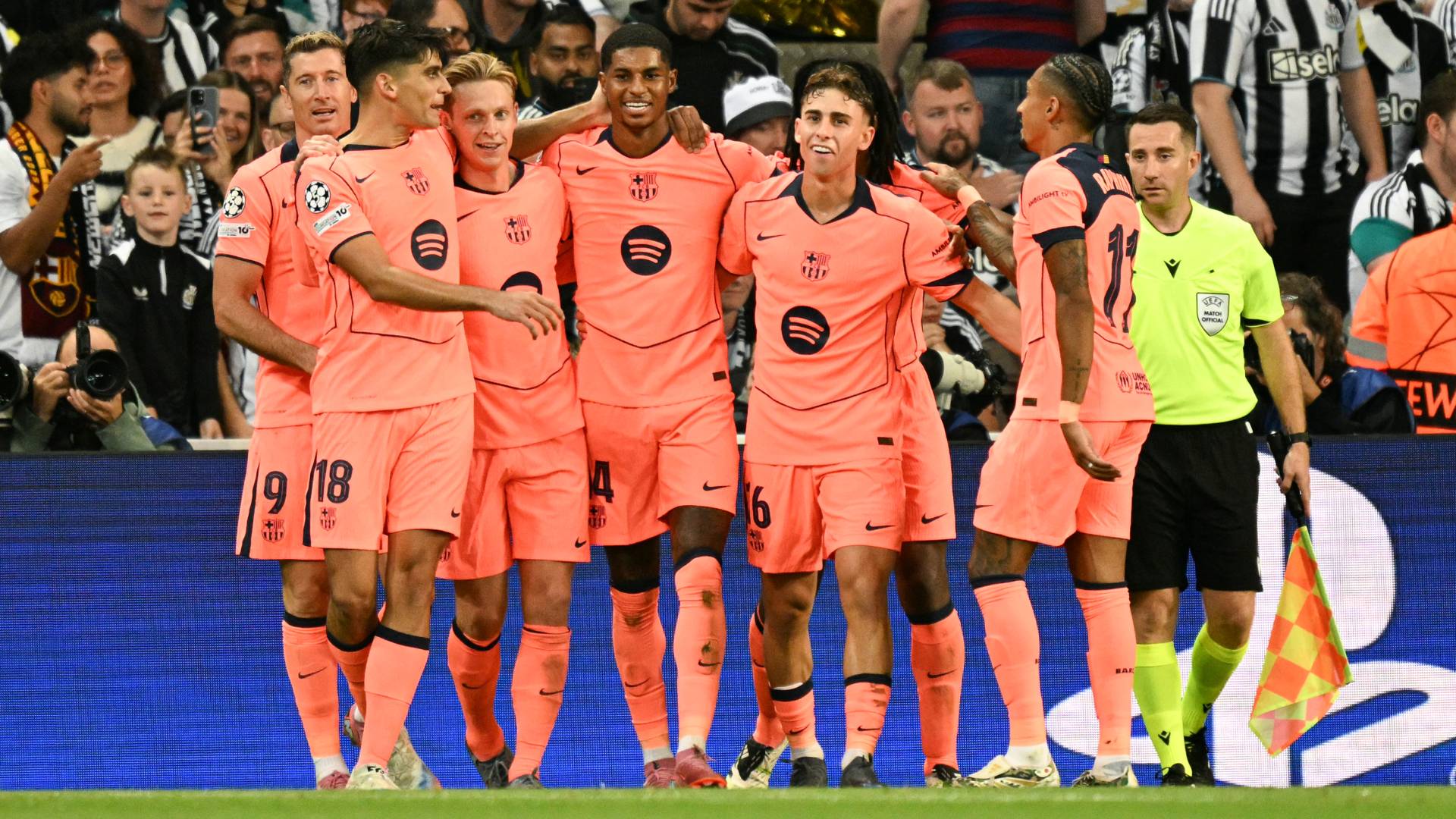 راشفورد يحتفل بهدف في مرمى برشلونة