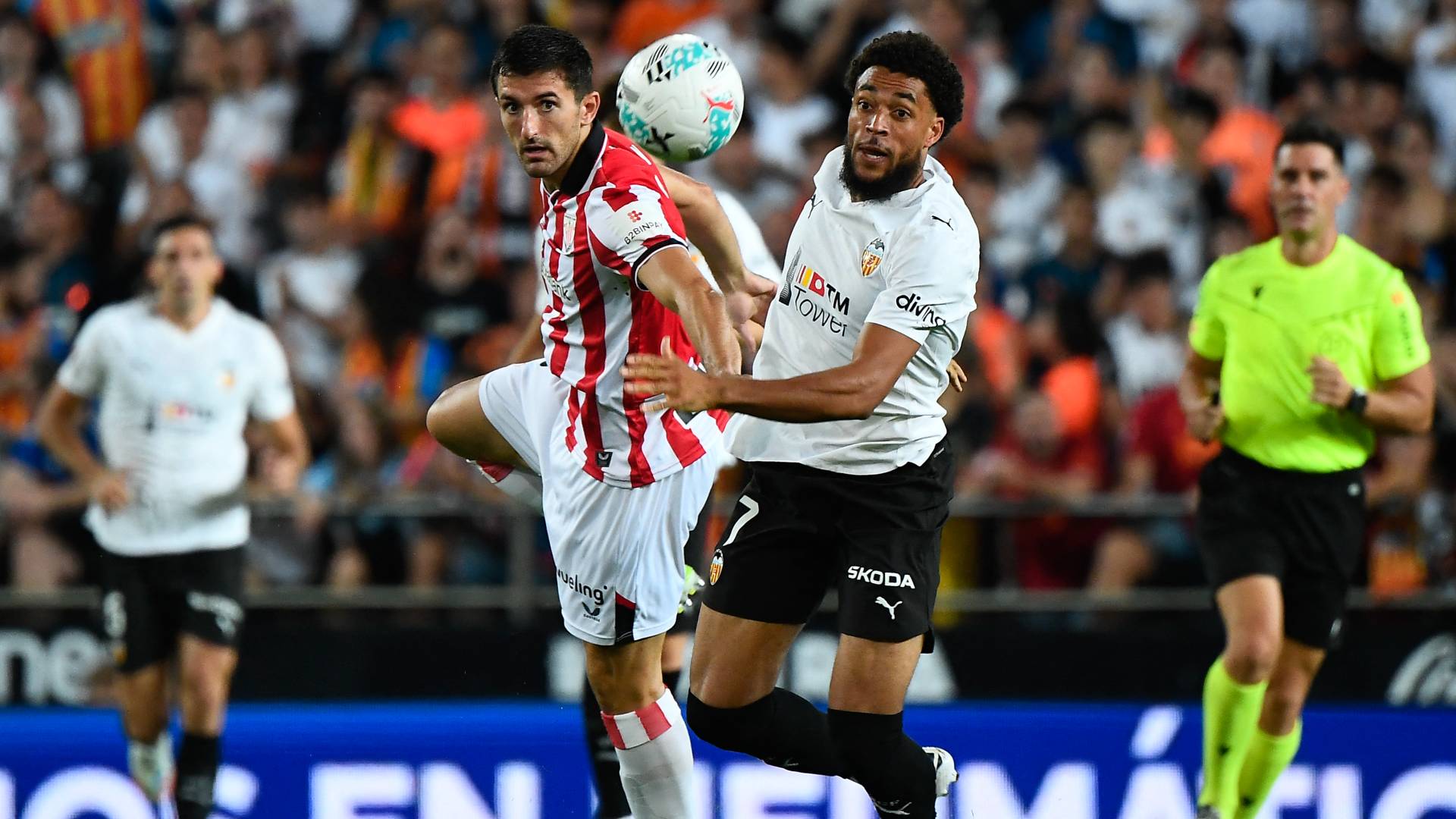 فالنسيا يستفيق من صدمة برشلونة ويهزم أتلتيك بيلباو بثنائية نظيفة