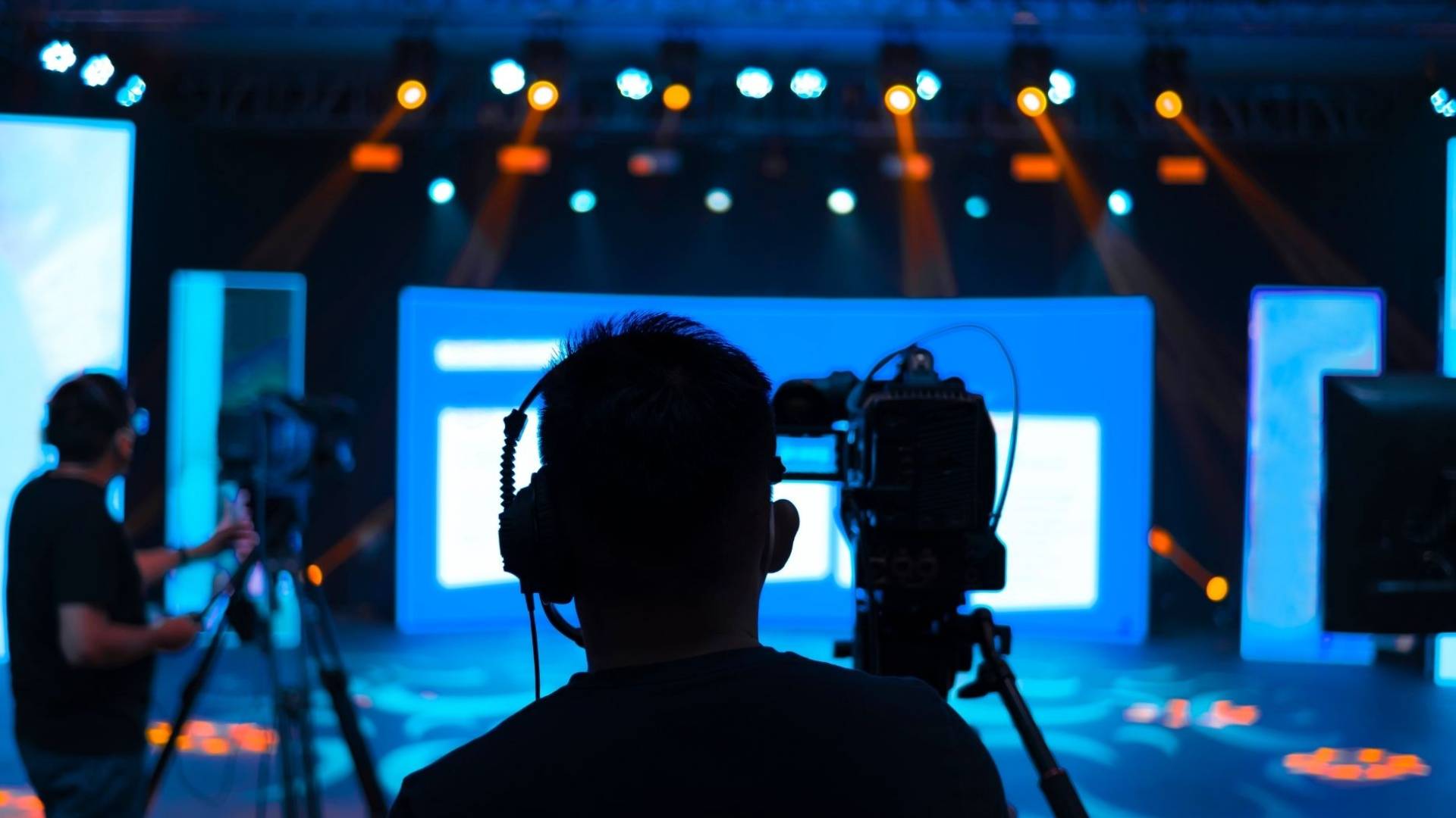 صحفي أمريكي يكشف كيف تستعد عائلة واحدة للسيطرة على إمبراطورية إعلامية