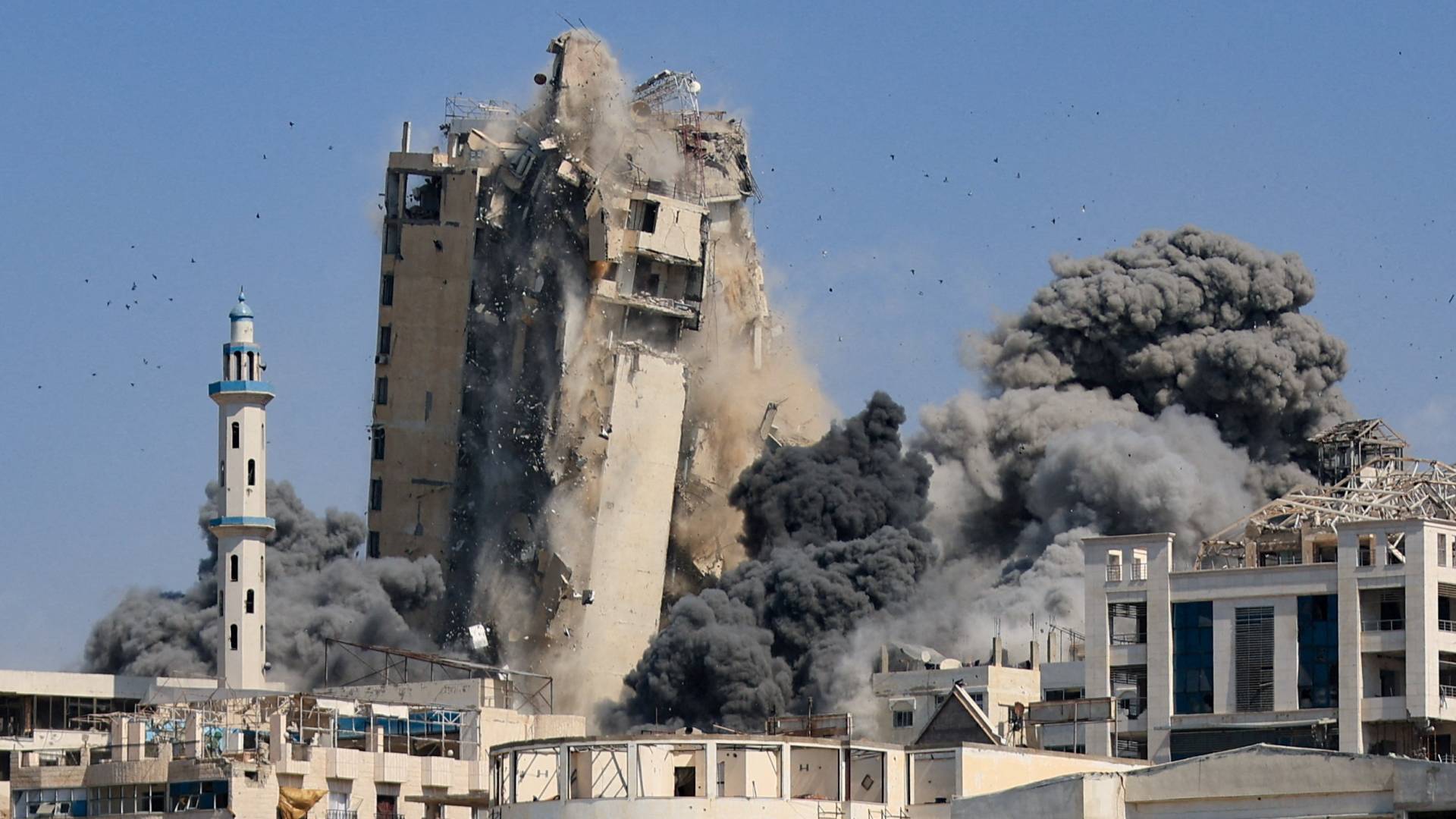 قوات الاحتلال تهدم أبراجًا في غزة