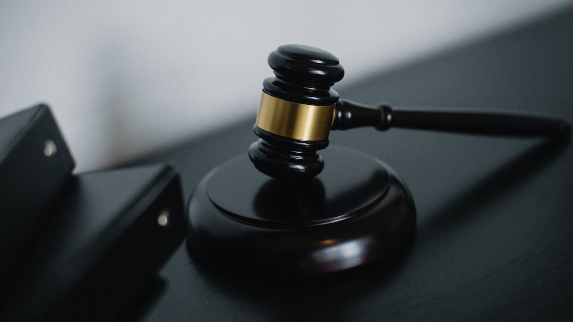 ‏توقيف موظف في النقل البري وصاحب مكتب تأجير مركبات بتهم تزوير واحتيال