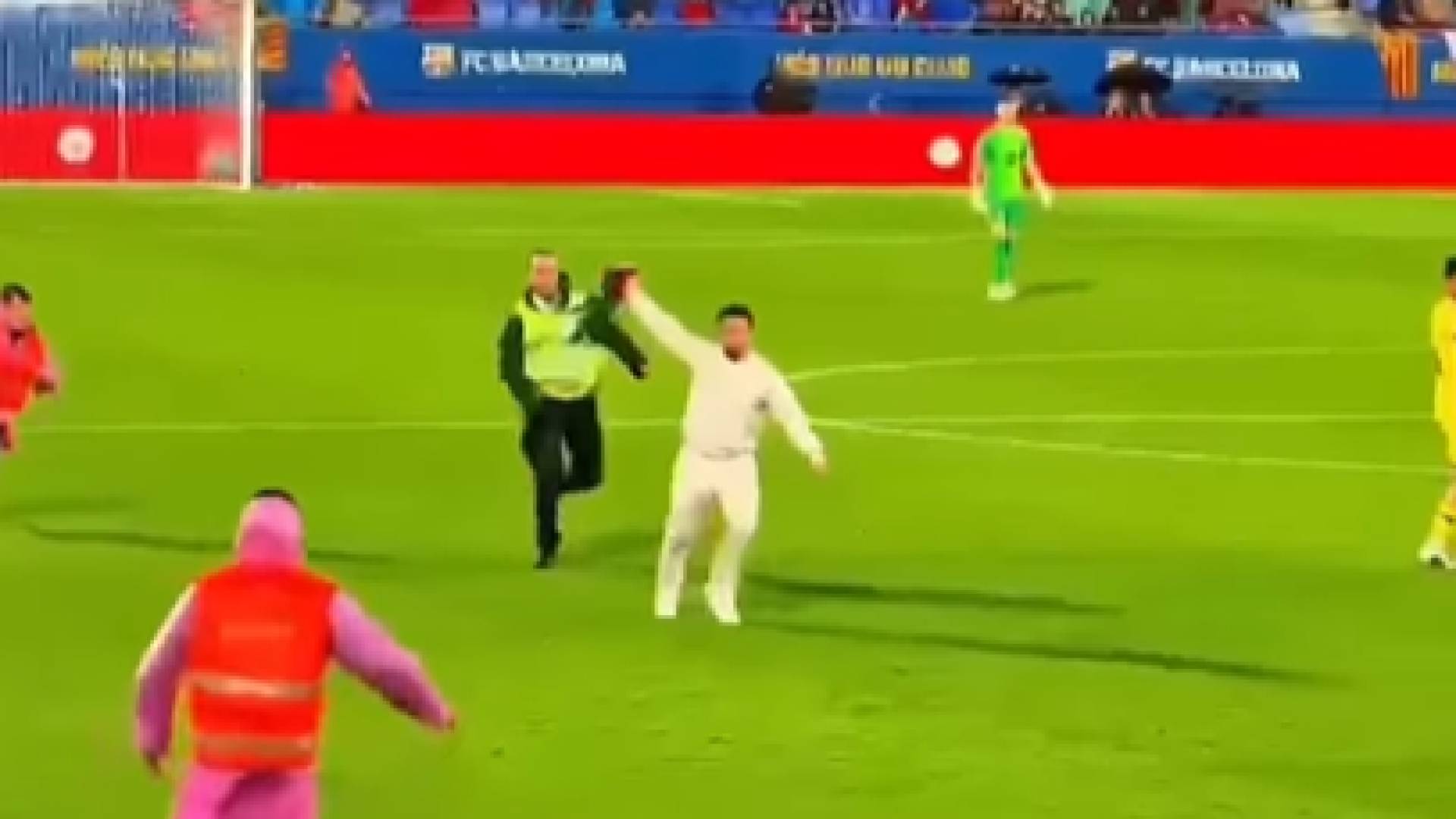 مشجع لنادي برشلونة يقتحم أرضية الملعب رافعا علم فلسطين