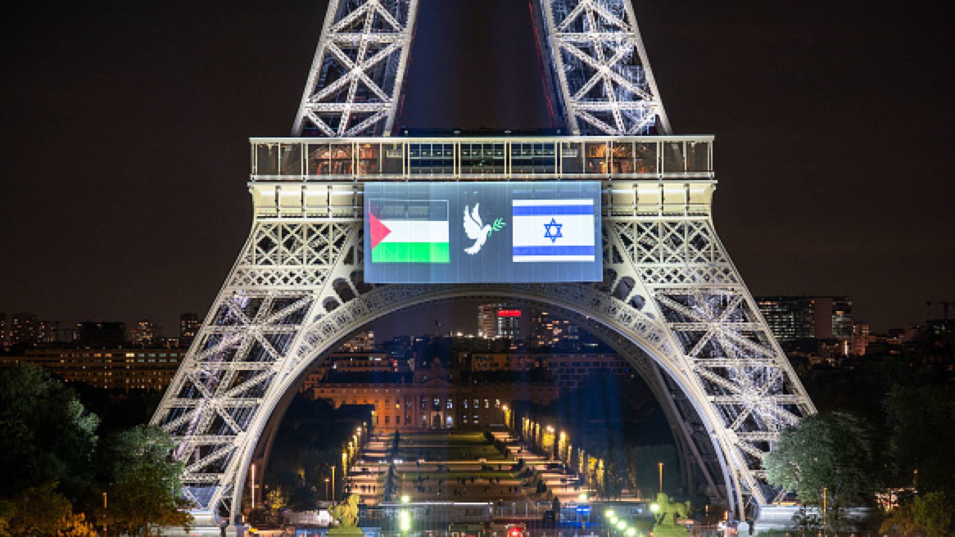 "برج إيفل" يتزين بحمامة السلام