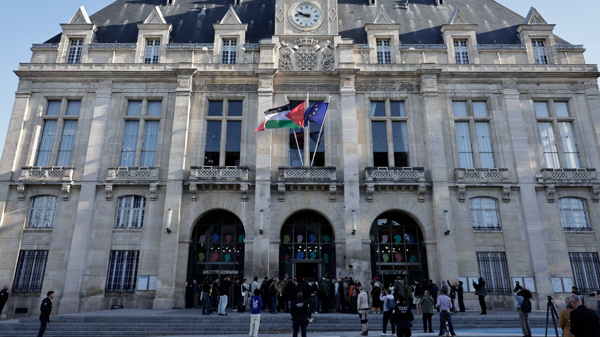 بلديات فرنسية ترفع علم فلسطين احتفاء باعتراف باريس المرتقب بالدولة