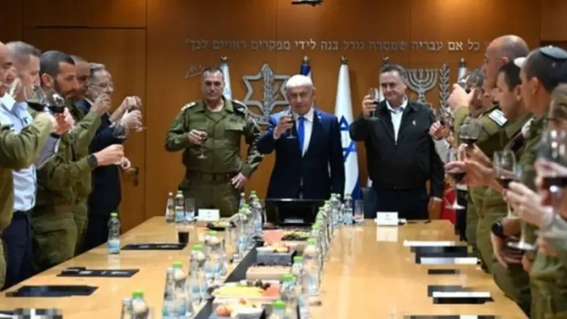 تنياهو مع قادته العسكريين