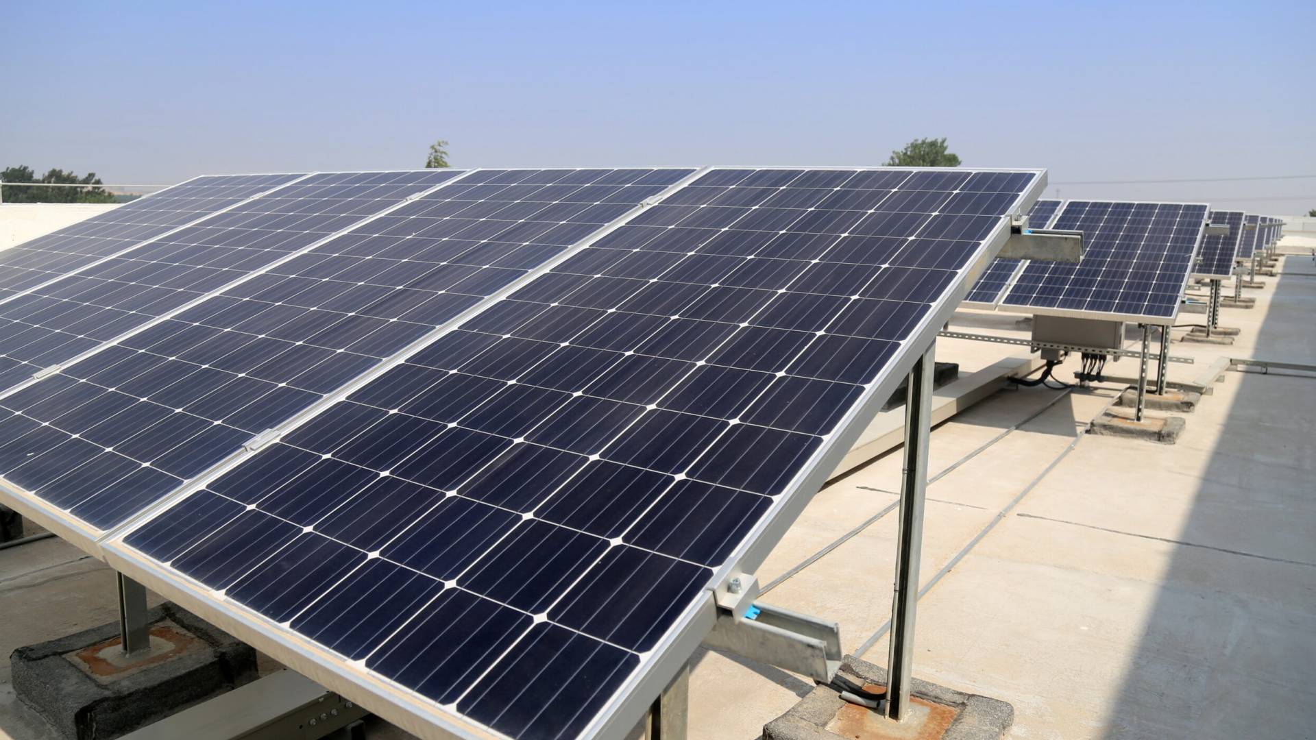 القوات المسلحة تعلن عن البدء بتركيب خلايا شمسية لمنازل ذوي شهداء