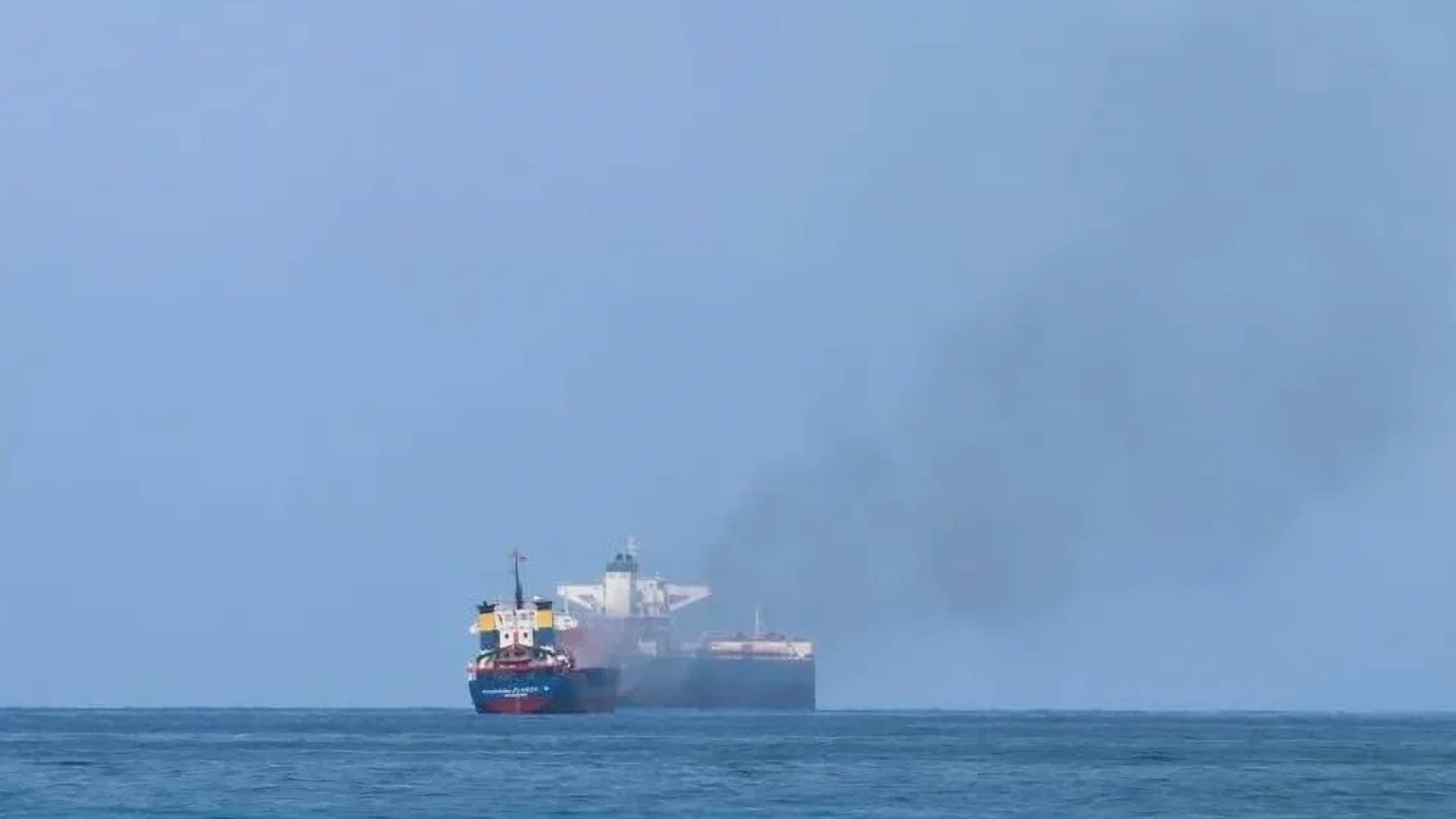 ارشيفية.. سفينة تجارية تعرضت للقصف في البحر الأحمر