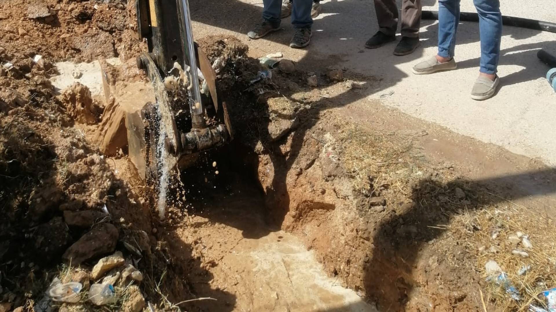 الاعتداء  على خطوط مياه رئيسية في منطقة الحلابات