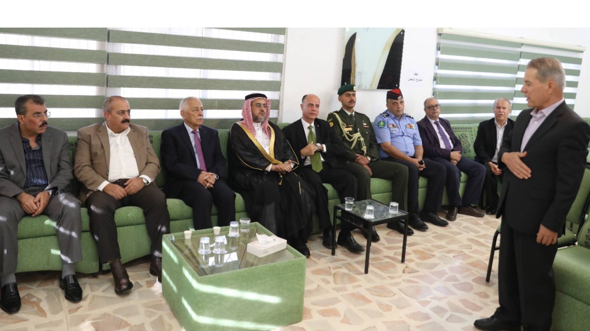 رئيس الديوان الملكي الهاشمي يوسف حسن العيسوي يقدم واجب العزاء