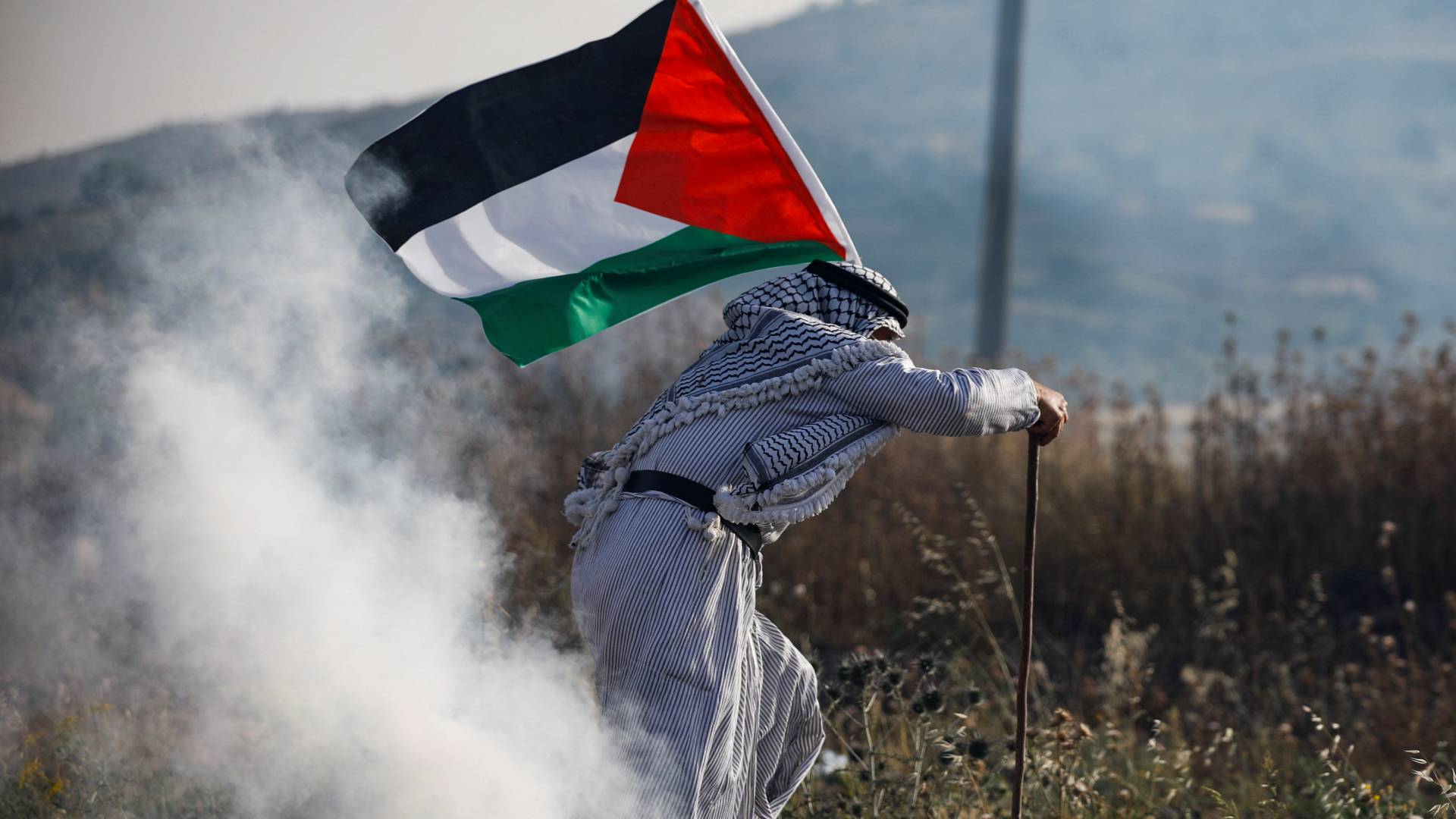 رجل يرفع العلم الفلسطيني