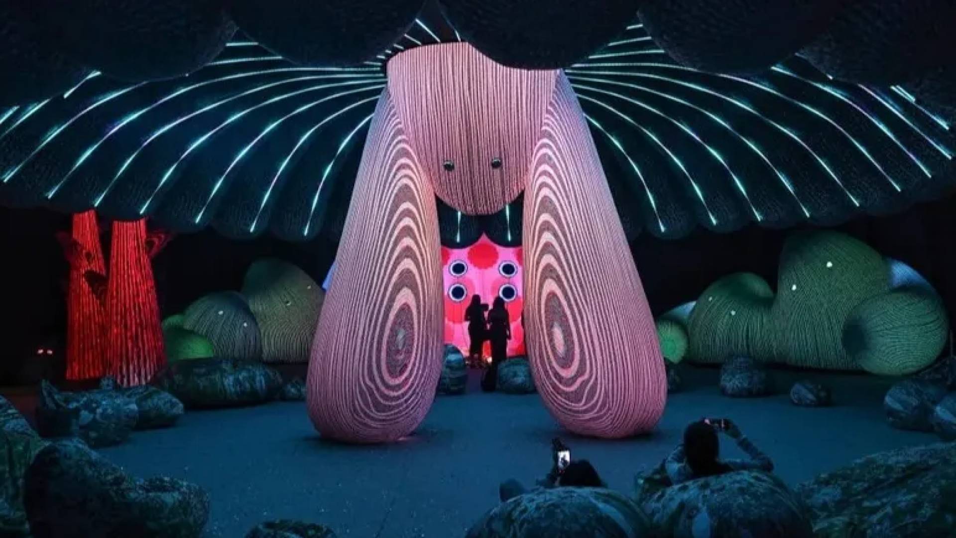 عرض أضواء غامرة يعتمد على الذكاء الاصطناعي من تصميم الاستوديو الفني الأسترالي إينيس