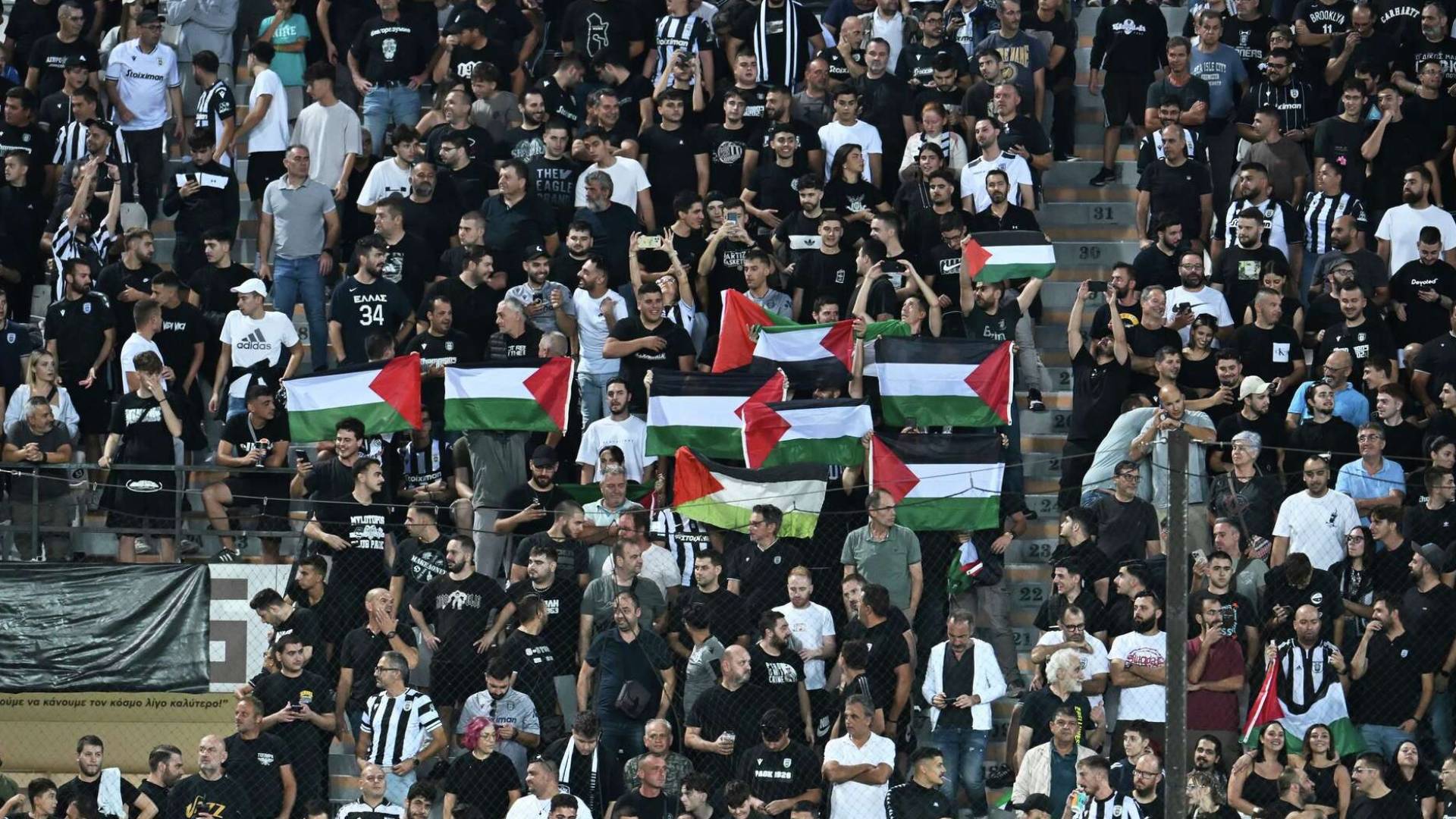 رفع مشجعو فريق باوك الأعلام الفلسطينية خلال مباراة دوري أوروبا لكرة القدم في اليونان