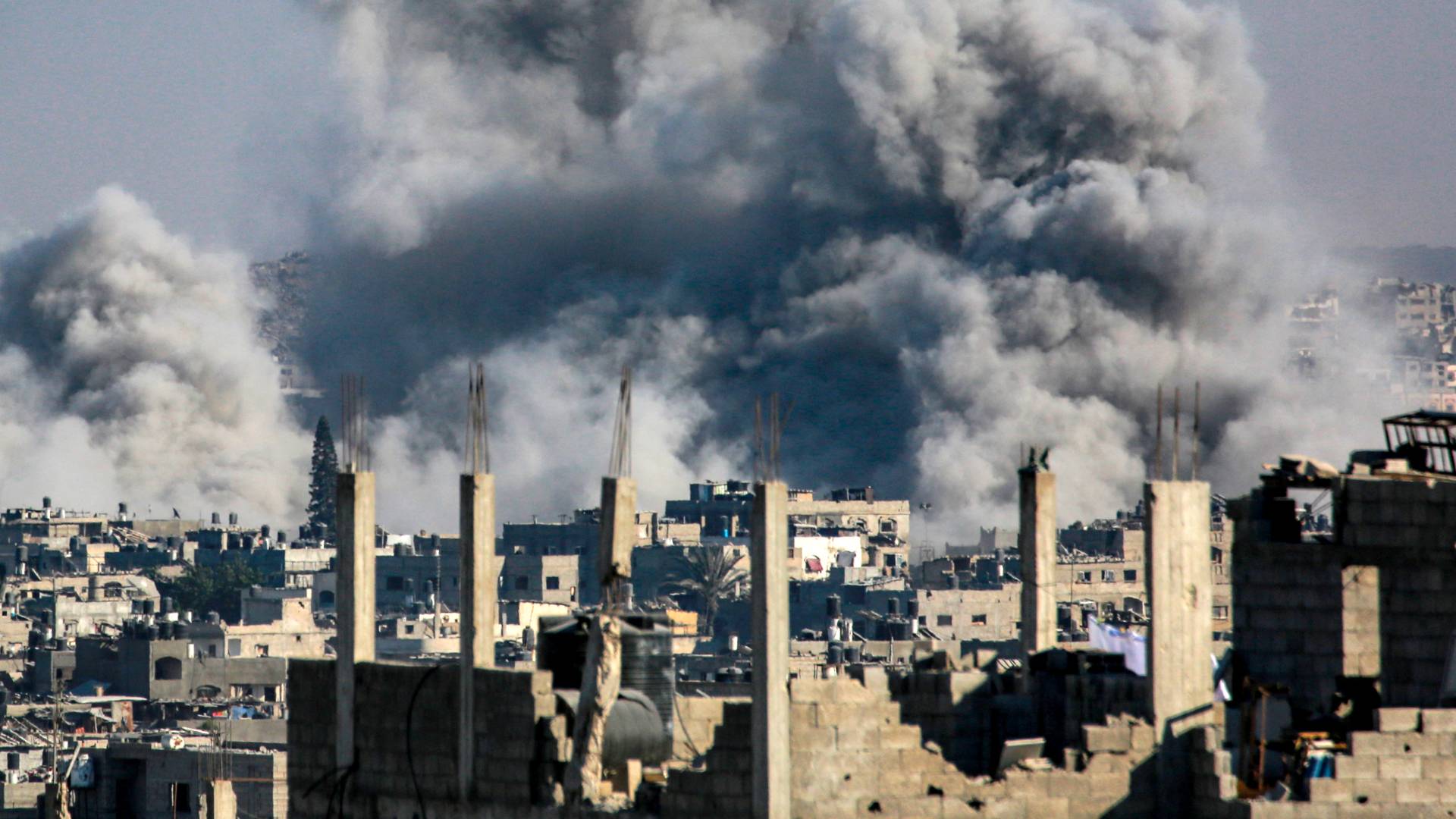 أرشيفية.. لحطة قصف مباني في مدينة غزة