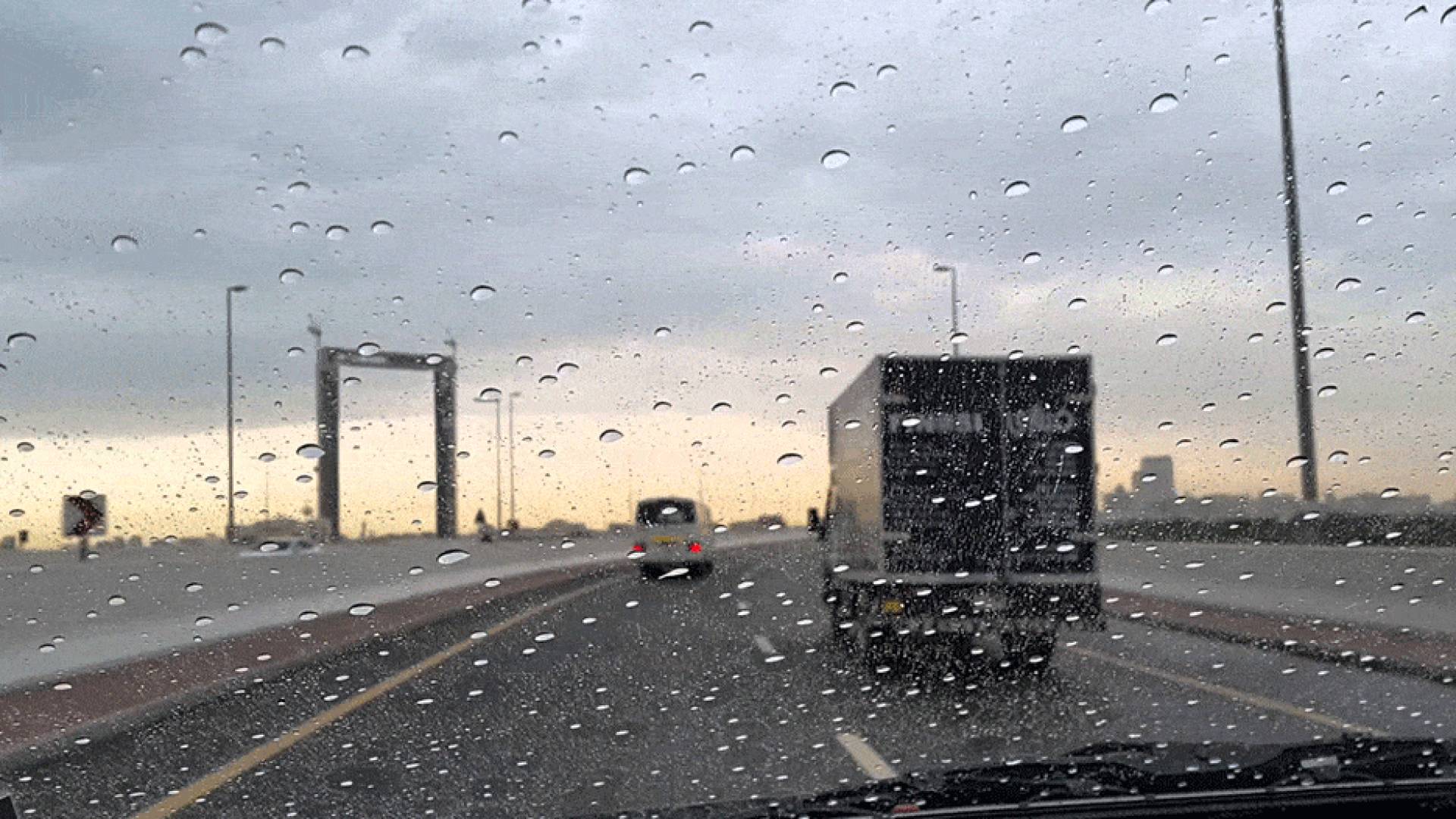 ارشيفية.. الامطار تتساقط على احد الطرق الرئيسية