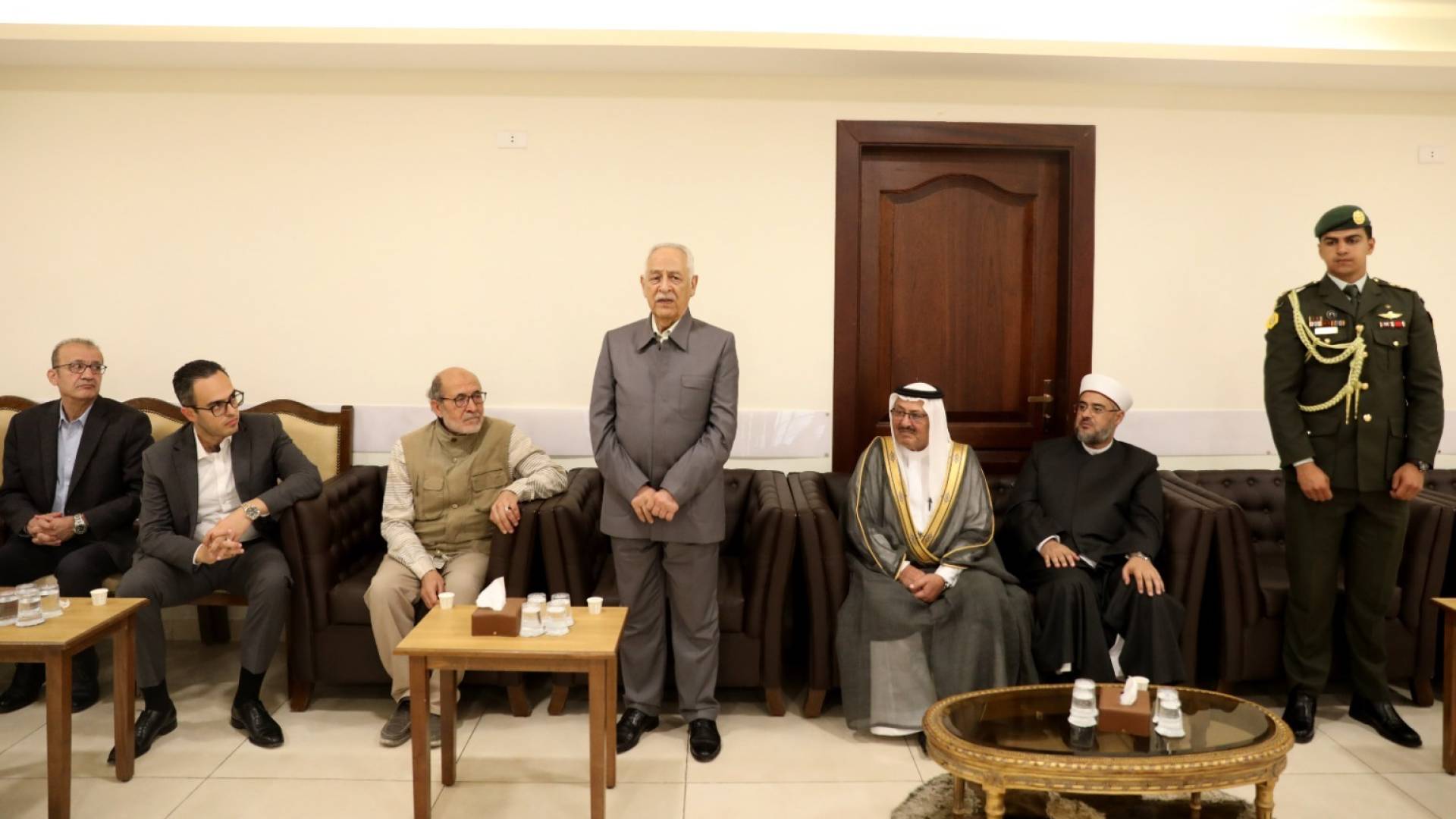اثناء تقديم واجب العزاء إلى عشيرة آل ياغي