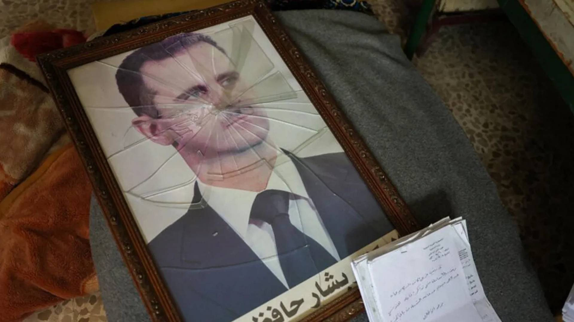 صورة محطمة لبشار الاسد بعد سقوط نظامه