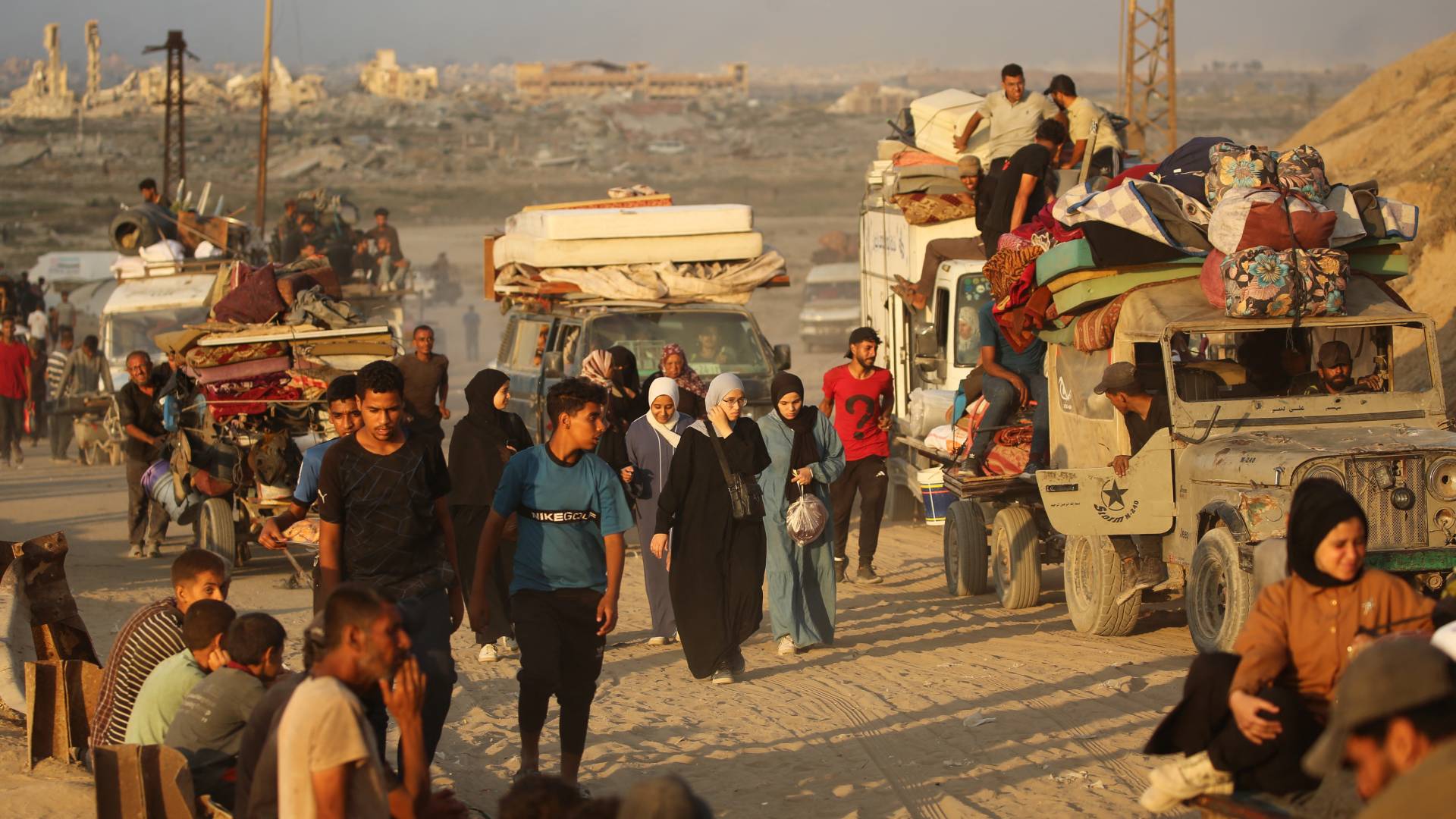 ارشيفية.. فلسطينيون في رحلة نزوحهم من منطقة لاخرى في قطاع غزة