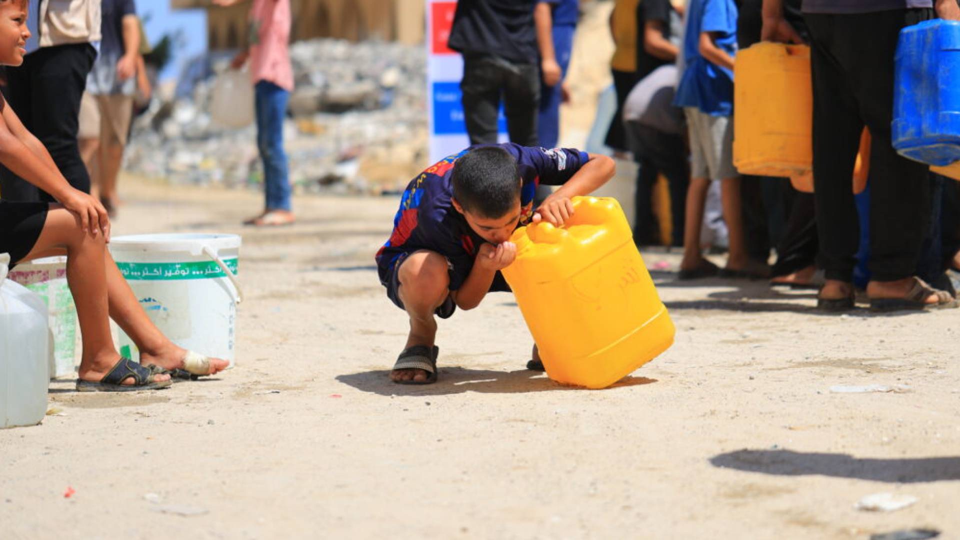 الهيئة الخيرية الأردنية الهاشمية تواصل جهود الإغاثة في جنوب غزة عبر مشروع "سقيا الماء"
