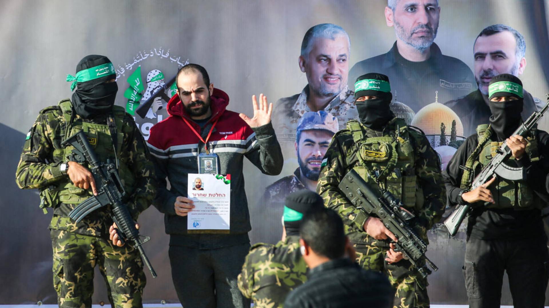 أرشيفية.. كتائب القسام تسلم محتجزا