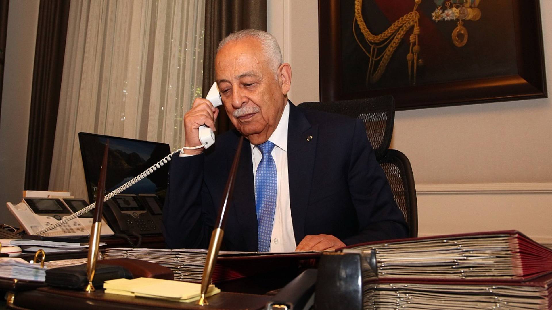 العيسوي ينقل تمنيات الملك وولي العهد بالشفاء للوزير الأسبق جمال الصرايرة