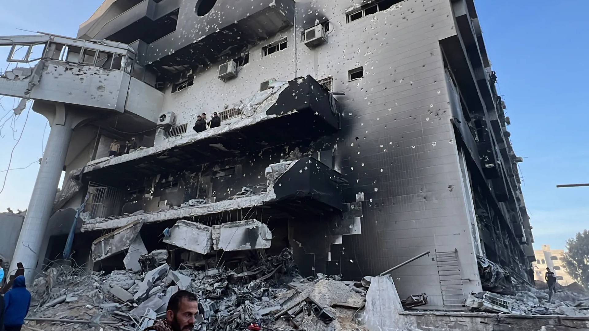 حزام ناري عنيف بمحيط مستشفى الشفاء.. وإخلاء قسم الطوارئ مع اقتراب آليات الاحتلال