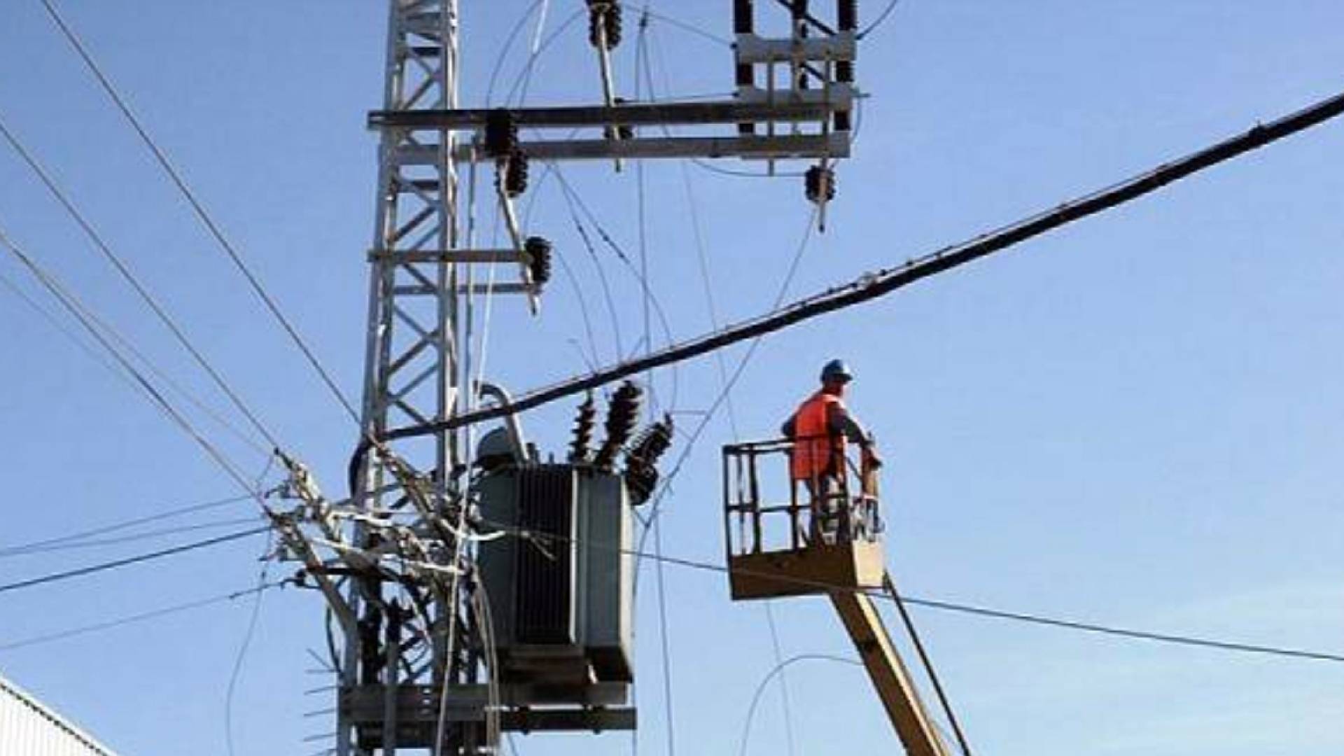 إصلاح أعطال كهرباء - تعبيرية