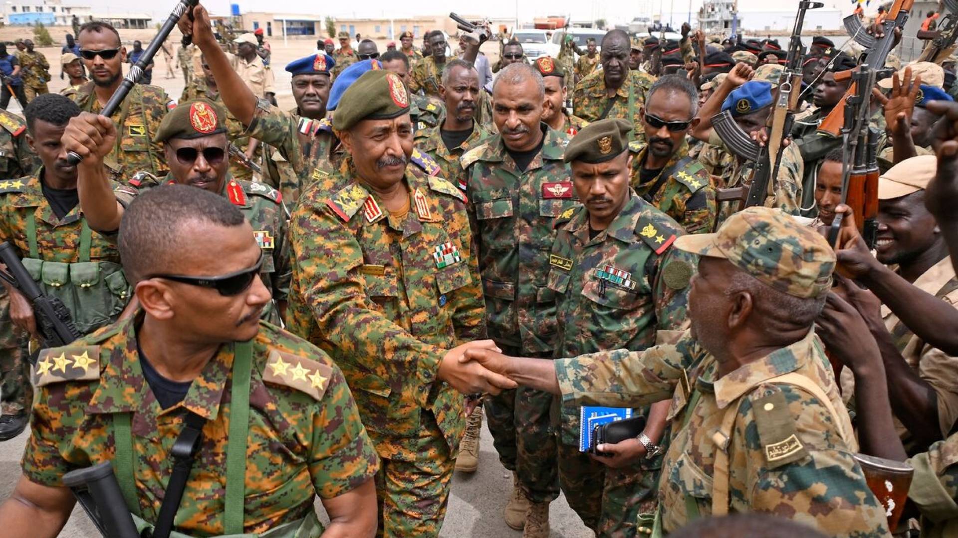 رئيس المجلس السيادي السوداني في جولة في العاصمة الخرطوم