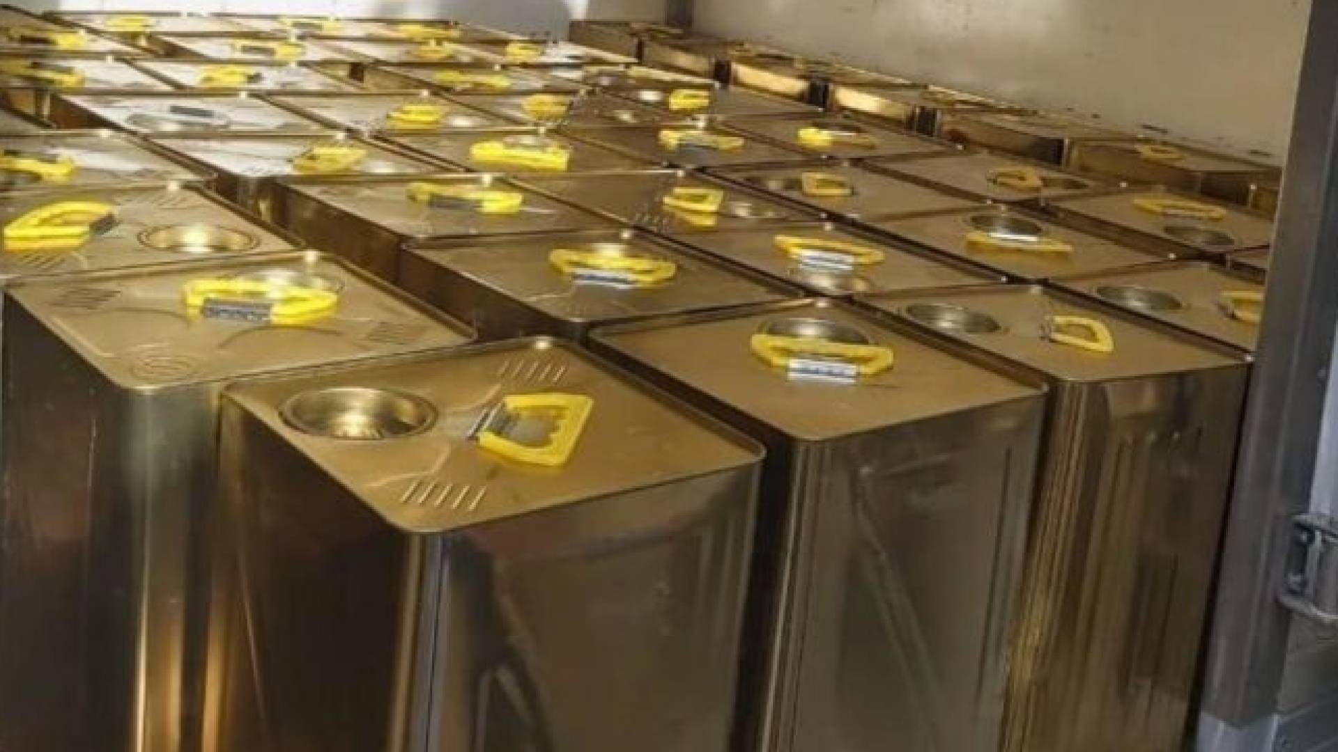 ضبط 30 تنكة زيت زيتون مغشوشة تم الترويج لها عبر إعلان إلكتروني في الأردن