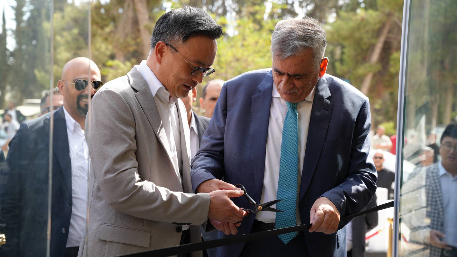 لحظة افتتاح المعرض..