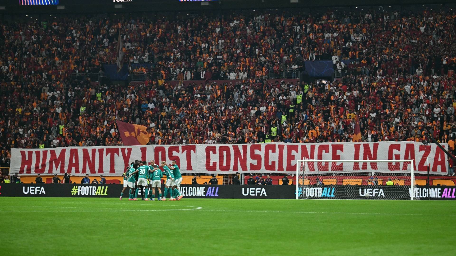 مشجعو غلطة سراي يرفعون لافتة دعم لغزة في مباراة دوري الأبطال أمام ليفربول