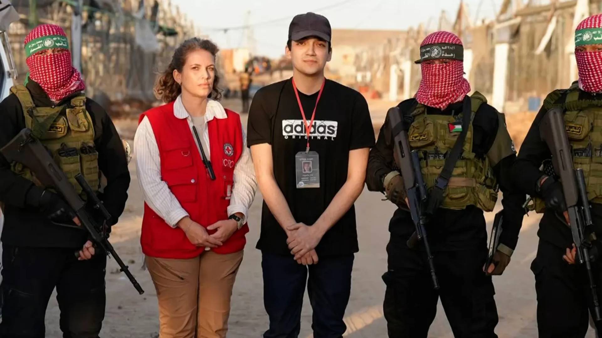 المحتجز الإسرائيلي عيدان ألكسندر أثناء الإفراج عنه