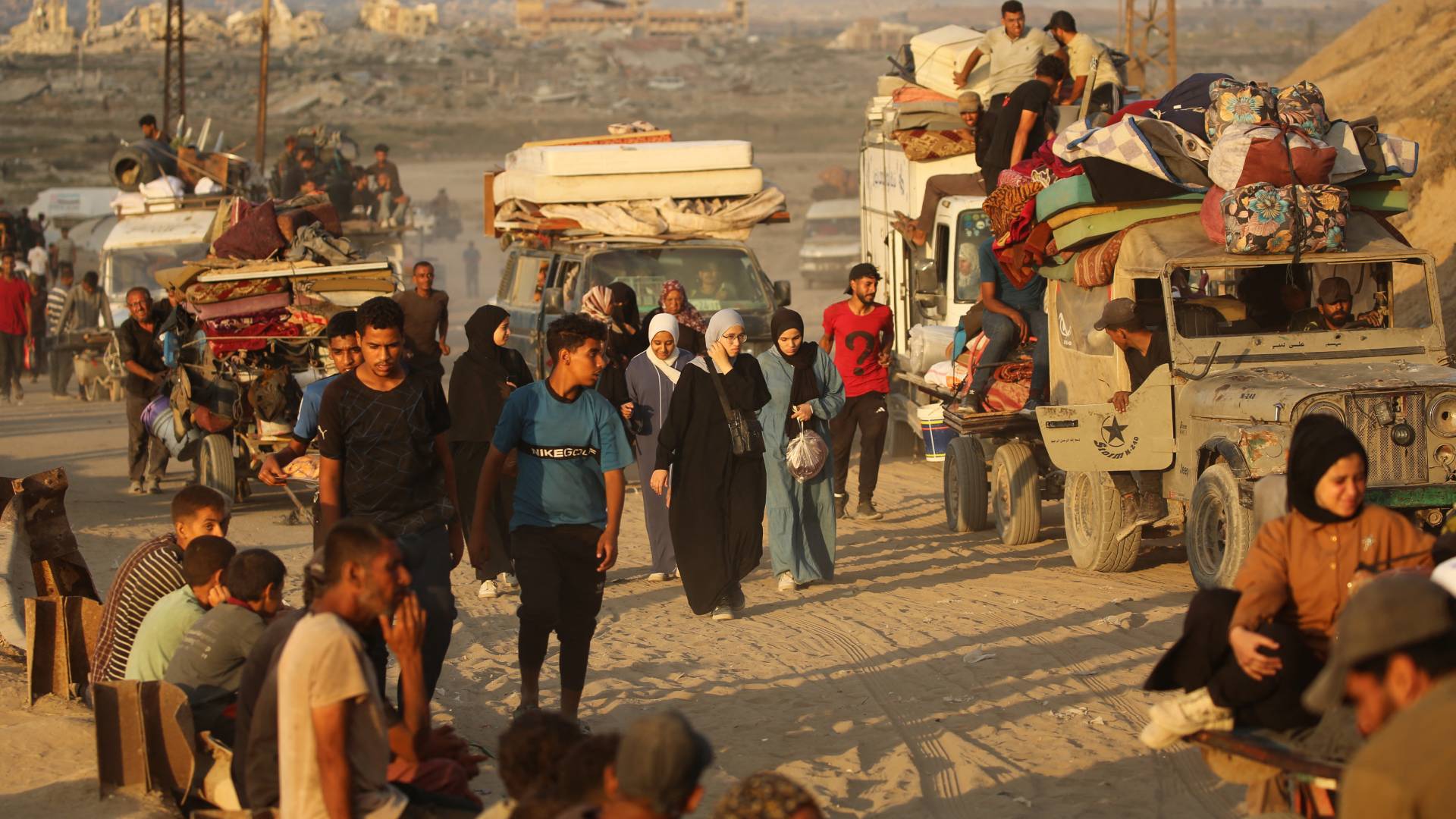 جموع من اهالي قطاع غزة بنزحون من مكان لأخر هربا من بطش الاحتلال