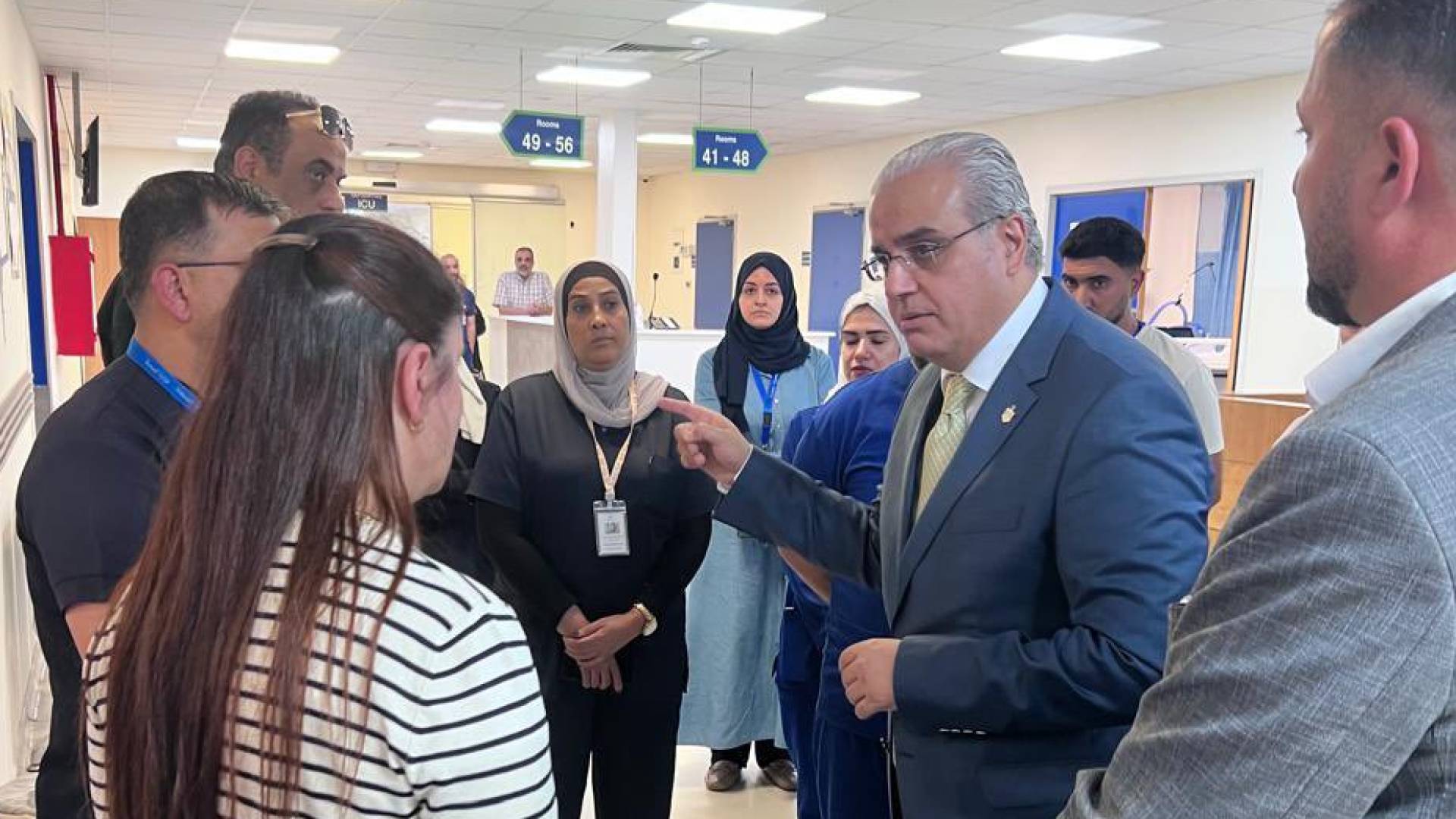 وزير الصحة في احدى جولاته التفقدية