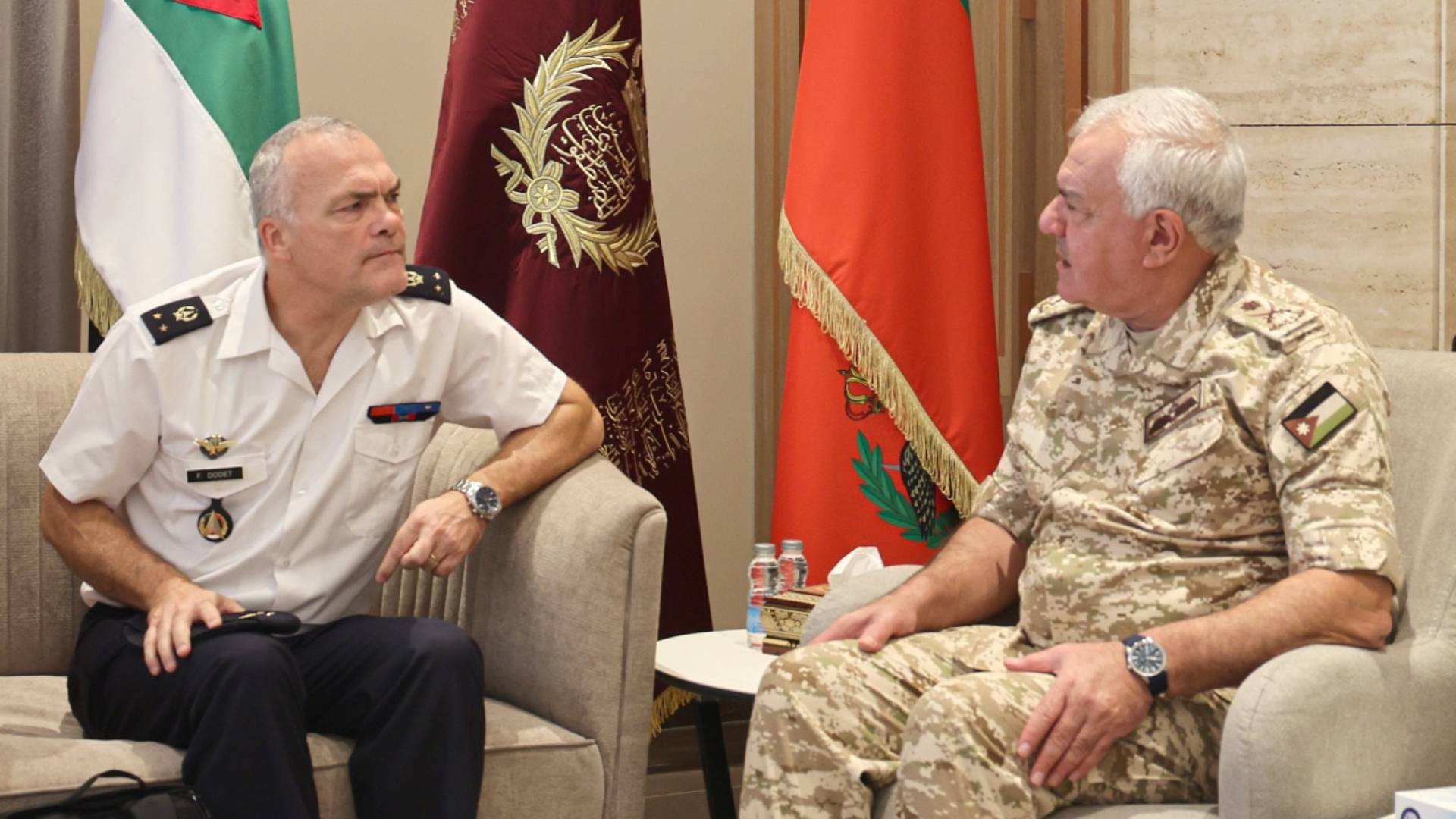 رئيس هيئة الأركان المشتركة اللواء الركن يوسف أحمد الحنيطي والعميد  الفرنسي فريدريك دوديت.