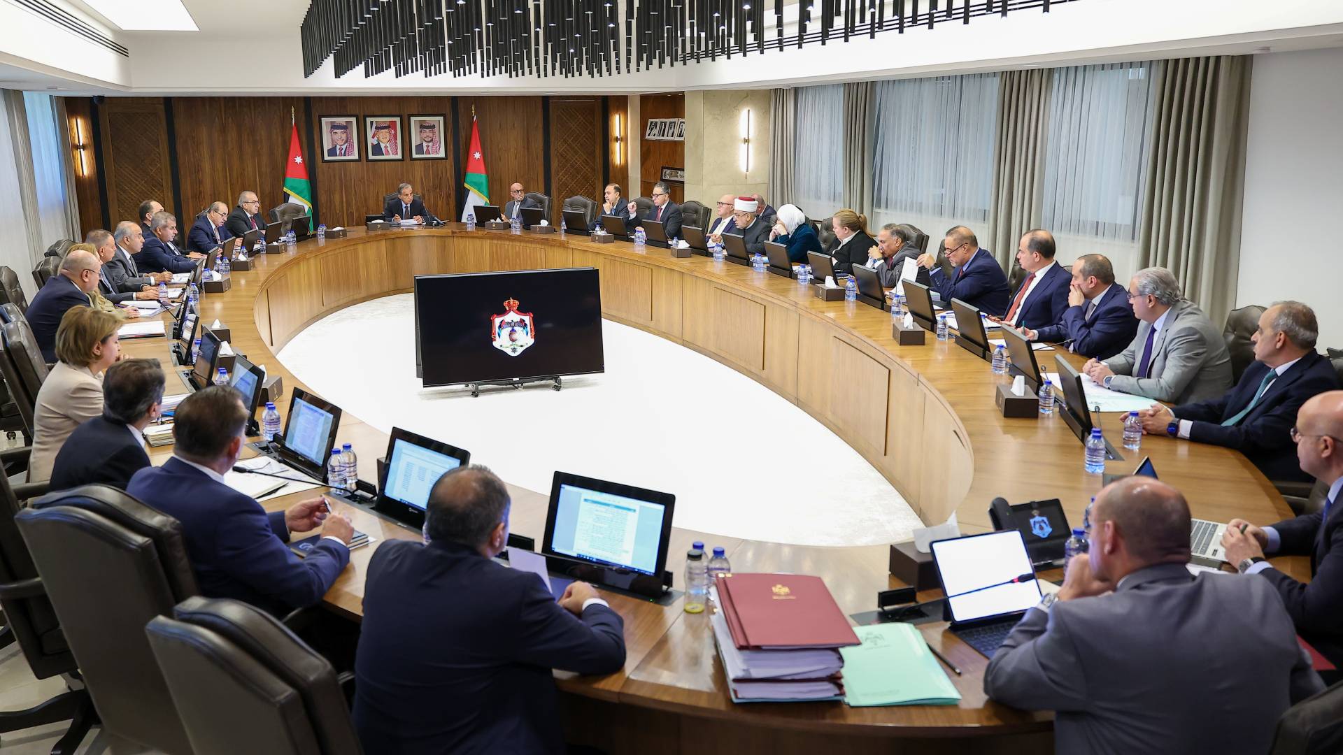 الحكومة  تقر حزمة قرارات استراتيجية لدعم الاقتصاد والنزاهة وتوسيع العلاقات الدولية... فيديو