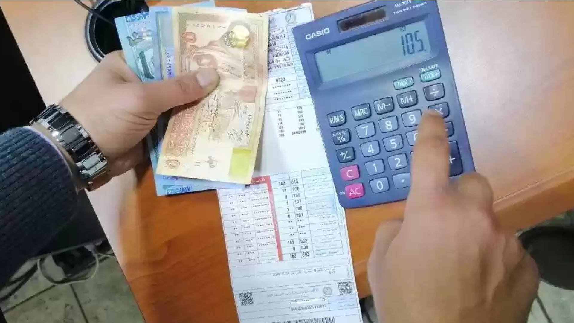 "وعود بلا حل".. كيف تحولت الطاقة النظيفة إلى كابوس بيروقراطي لمواطن أردني؟