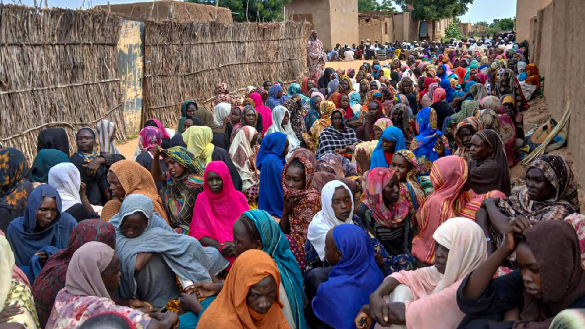 سودانيات يحتشدن في مركز توزيع مساعدات بالفاشر