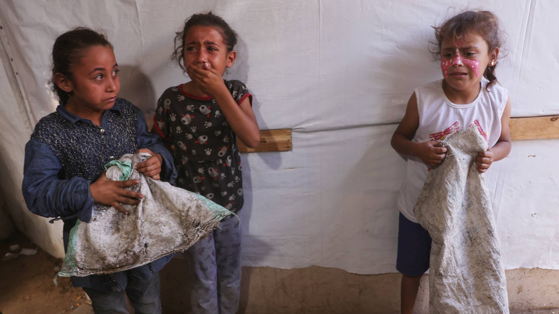فتيات فلسطينيات يبكين بعد غارة للاحتلال استهدفت خيمة للنازحين داخل ساحات مستشفى شهداء الأقصى